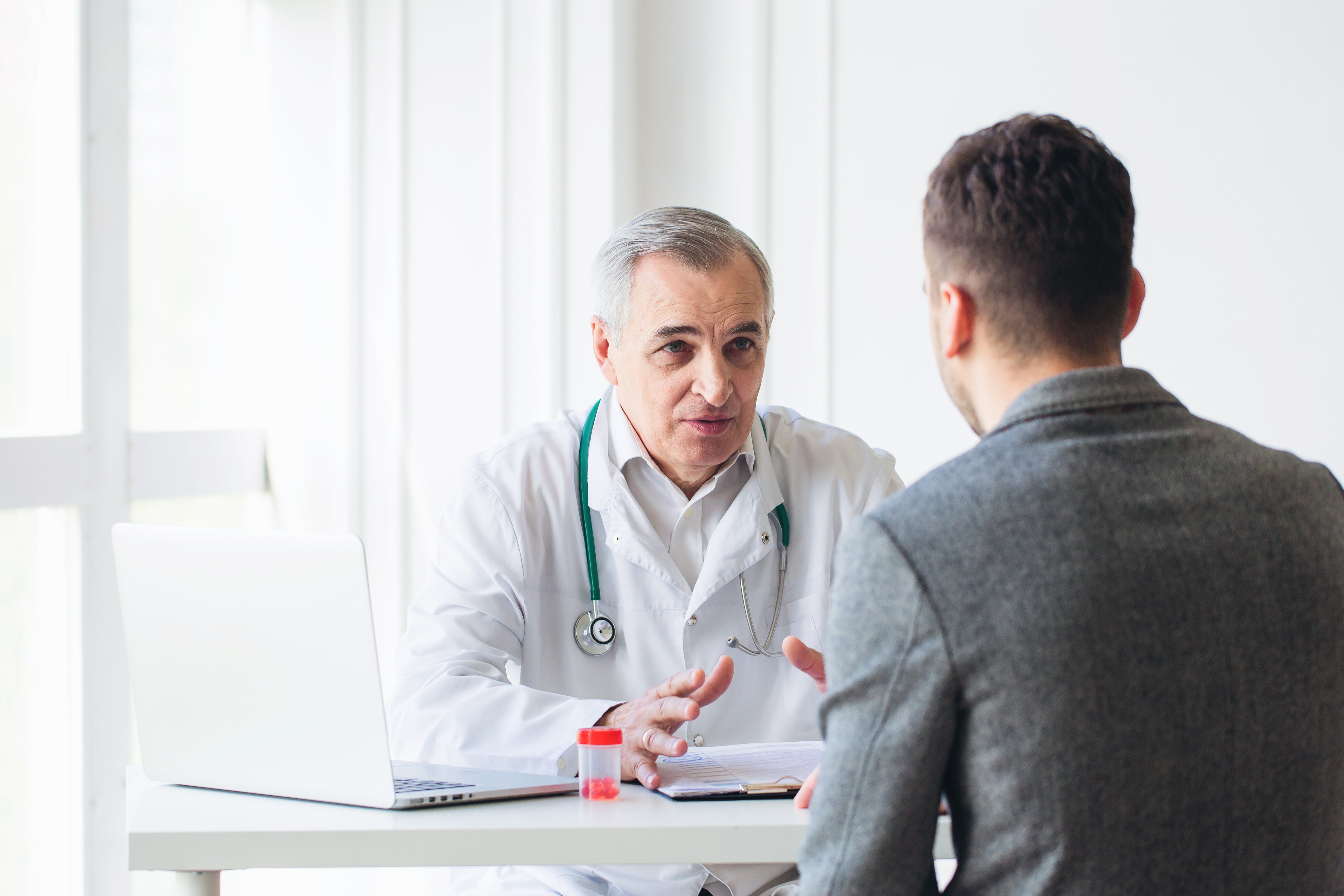 Doctor hablando con hombre joven. | Foto: Shutterstock