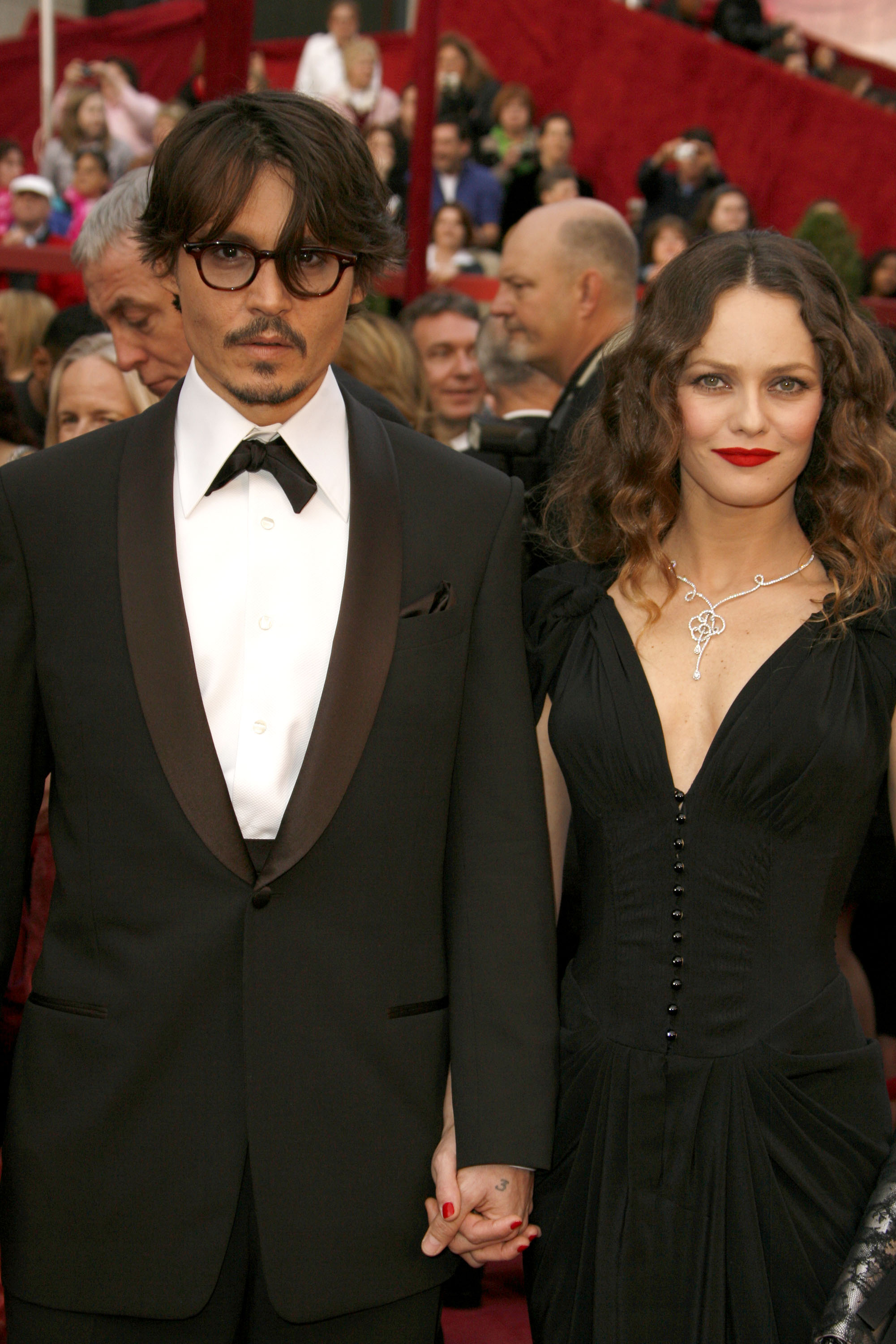 Johnny Depp y Vanessa Paradis asisten a los 80º Premios Anuales de la Academia el 24 de febrero de 2008, en Los Ángeles, California. | Fuente: Getty Images