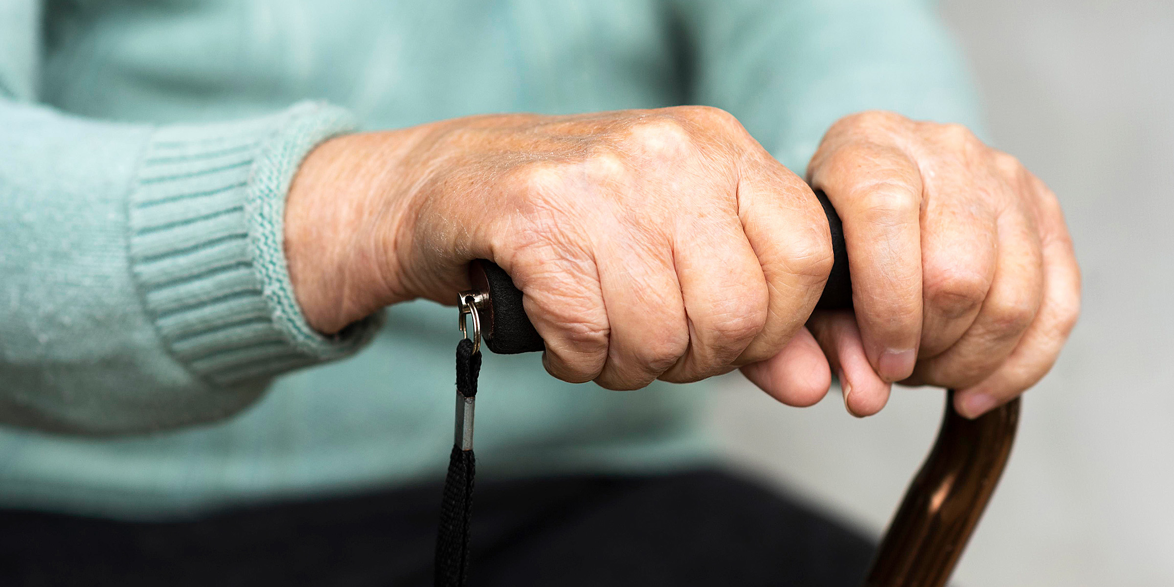 Una anciana agarrando un bastón | Fuente: Freepik