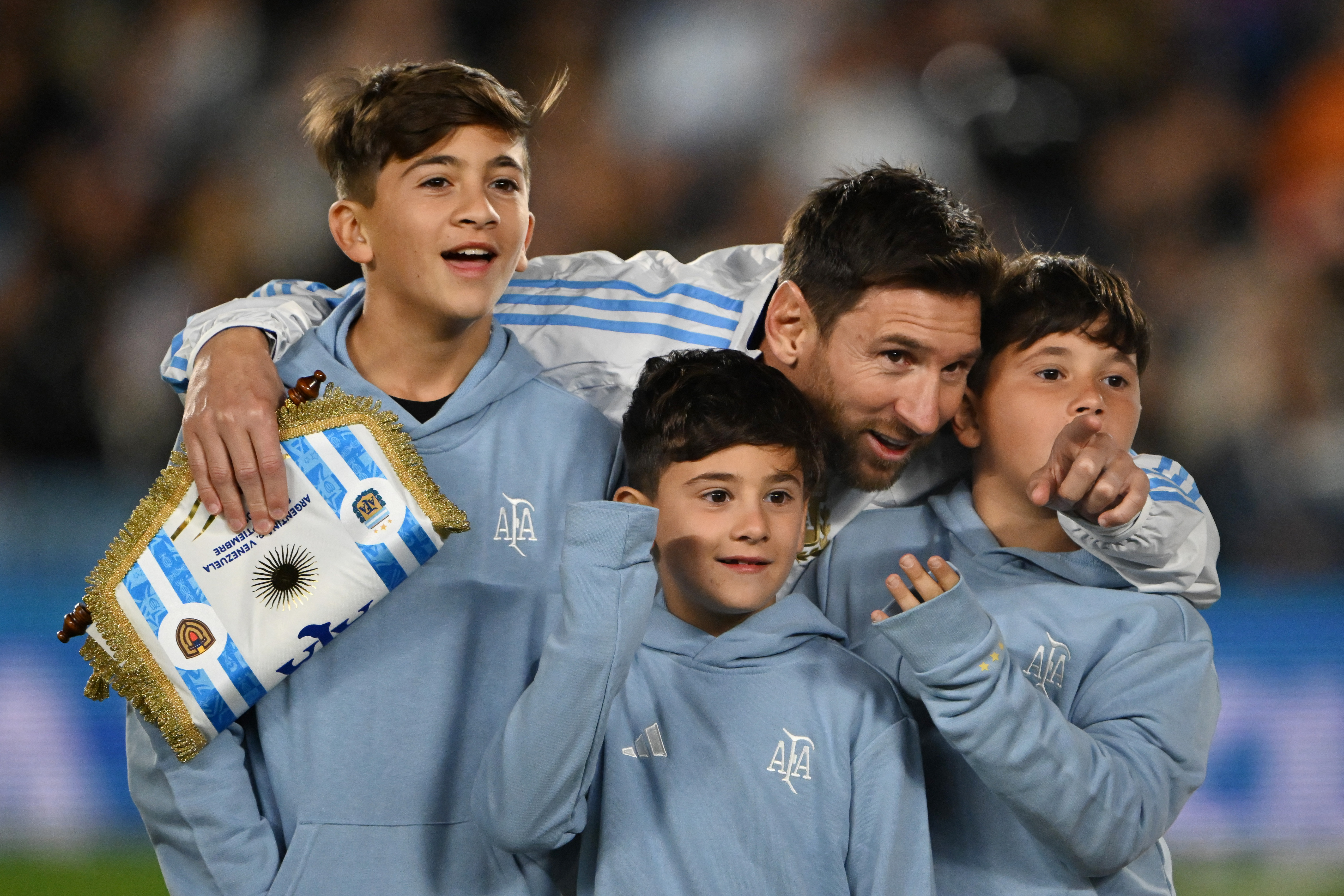 Lionel Messi abraza a sus hijos Thiago, Ciro y Mateo, antes del partido de clasificación sudamericana para la Copa Mundial de la FIFA 2026 entre Argentina y Venezuela en el estadio Mas Monumental de Buenos Aires el 4 de septiembre de 2025. | Fuente: Getty Images