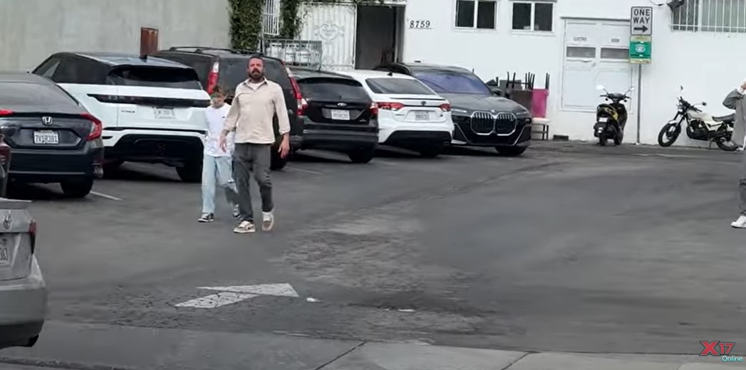 Ben y Samuel Affleck de compras por Los Ángeles en un post subido el 3 de noviembre de 2024 | Fuente: YouTube/X17onlineVideo