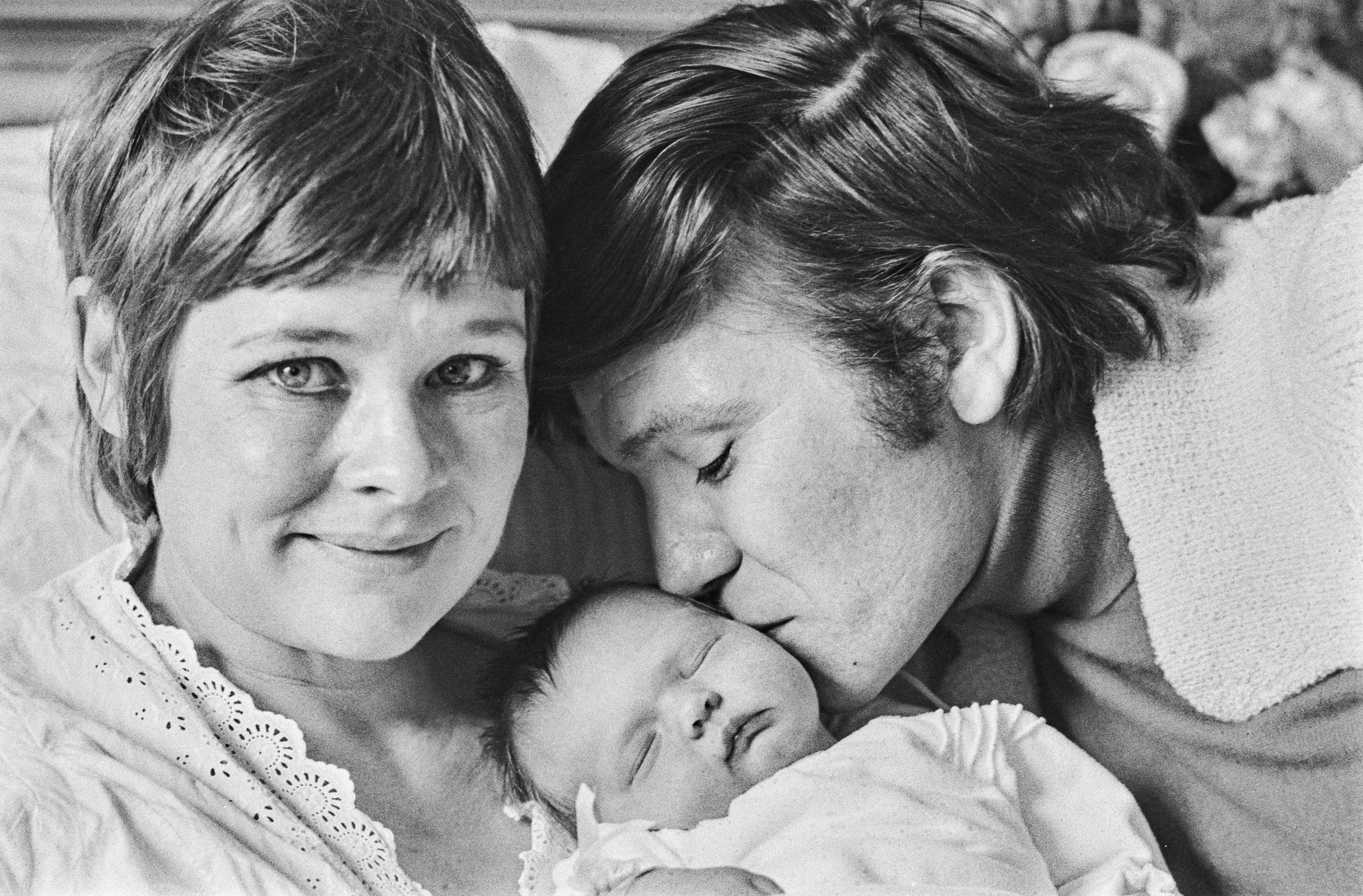 Judi Dench y Michael Williams fotografiados con su hija Finty Williams el 27 de septiembre de 1972 | Fuente: Getty Images