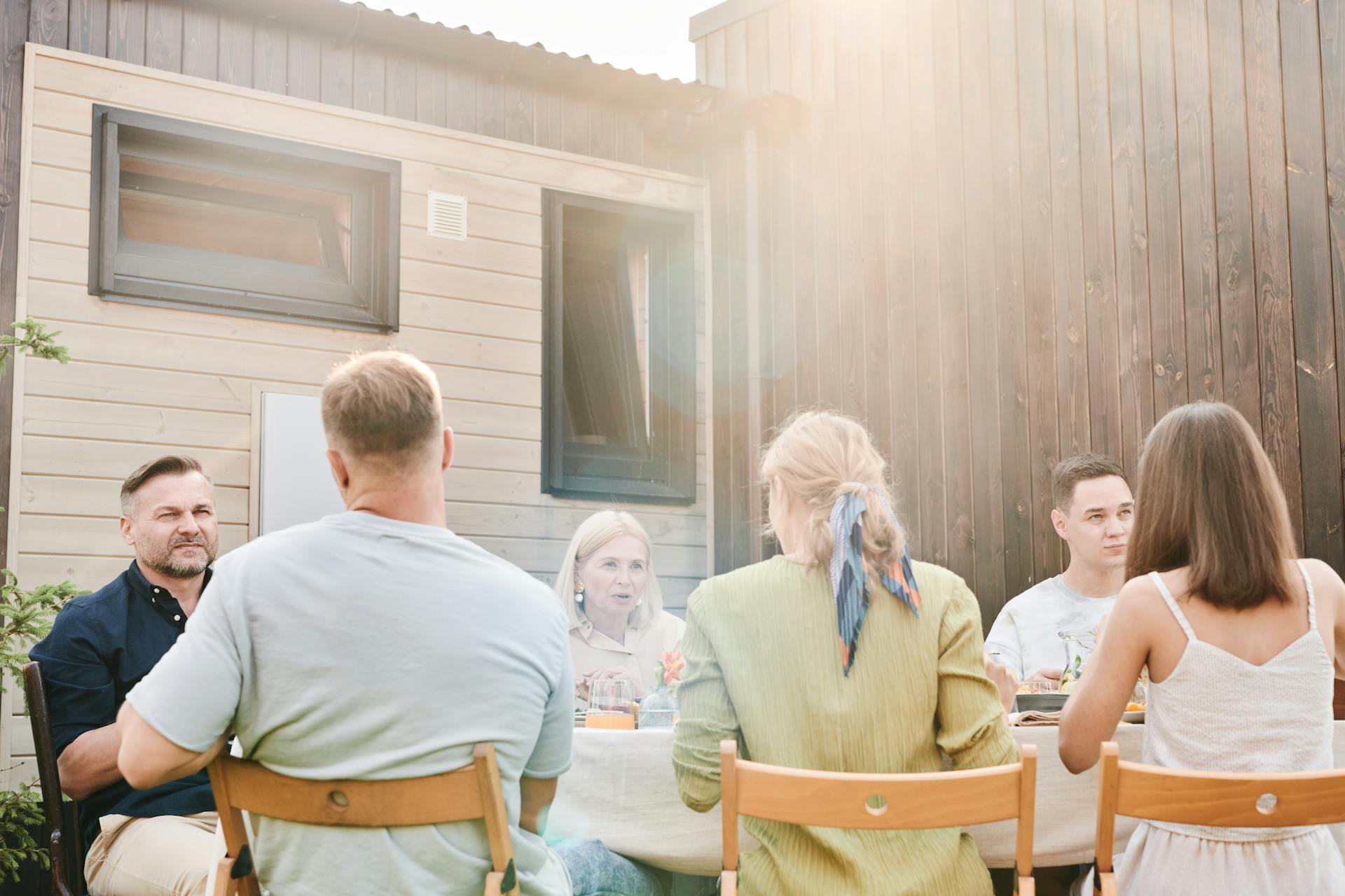 Una familia cenando en su patio trasero | Fuente: Pexels