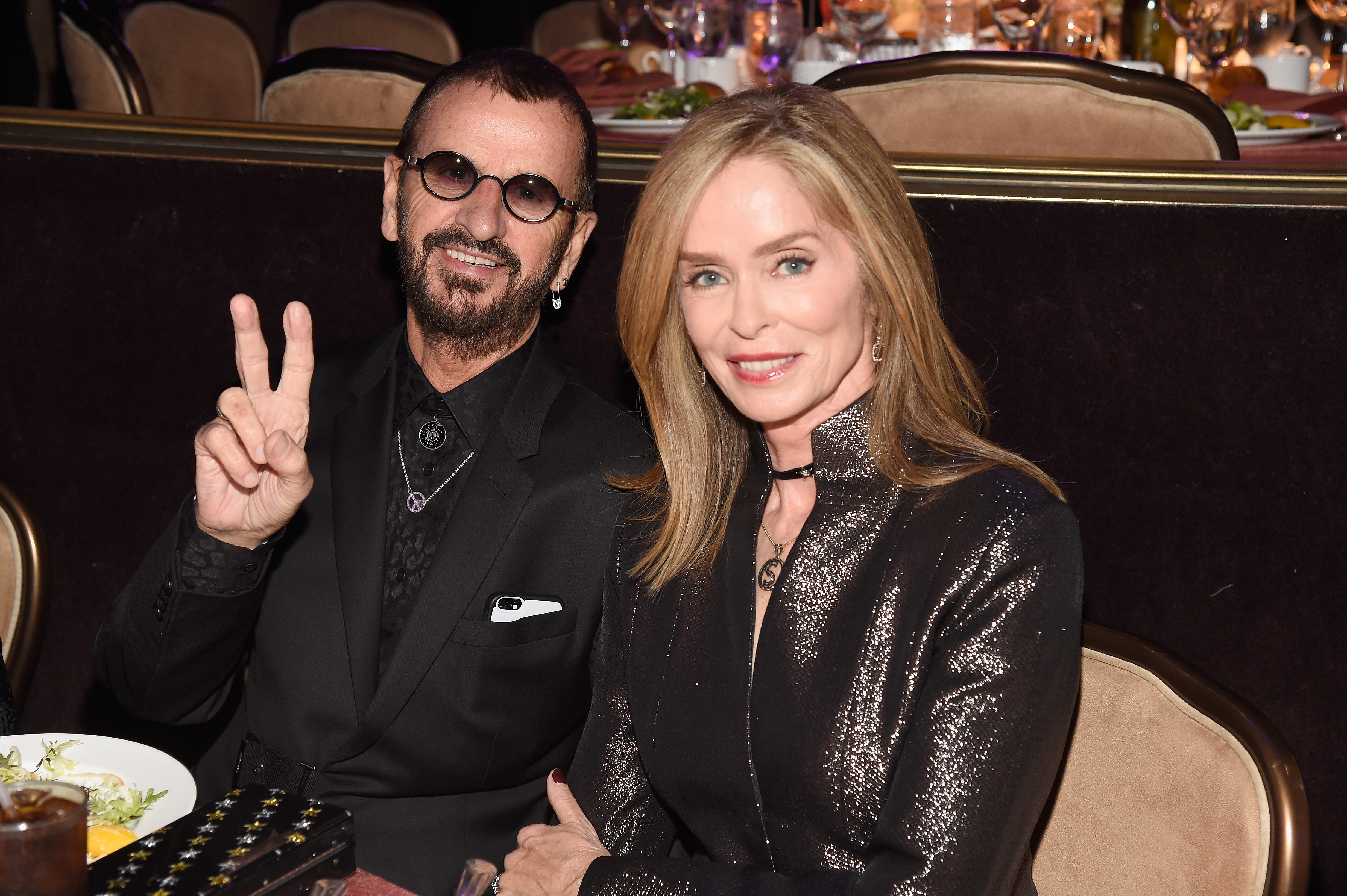 Ringo Starr y su esposa en la Gala Pre-Grammy y Saludo a los Iconos de la Industria en Honor a Debra Lee el 11 de febrero de 2017, en Los Ángeles, California | Fuente: Getty Images