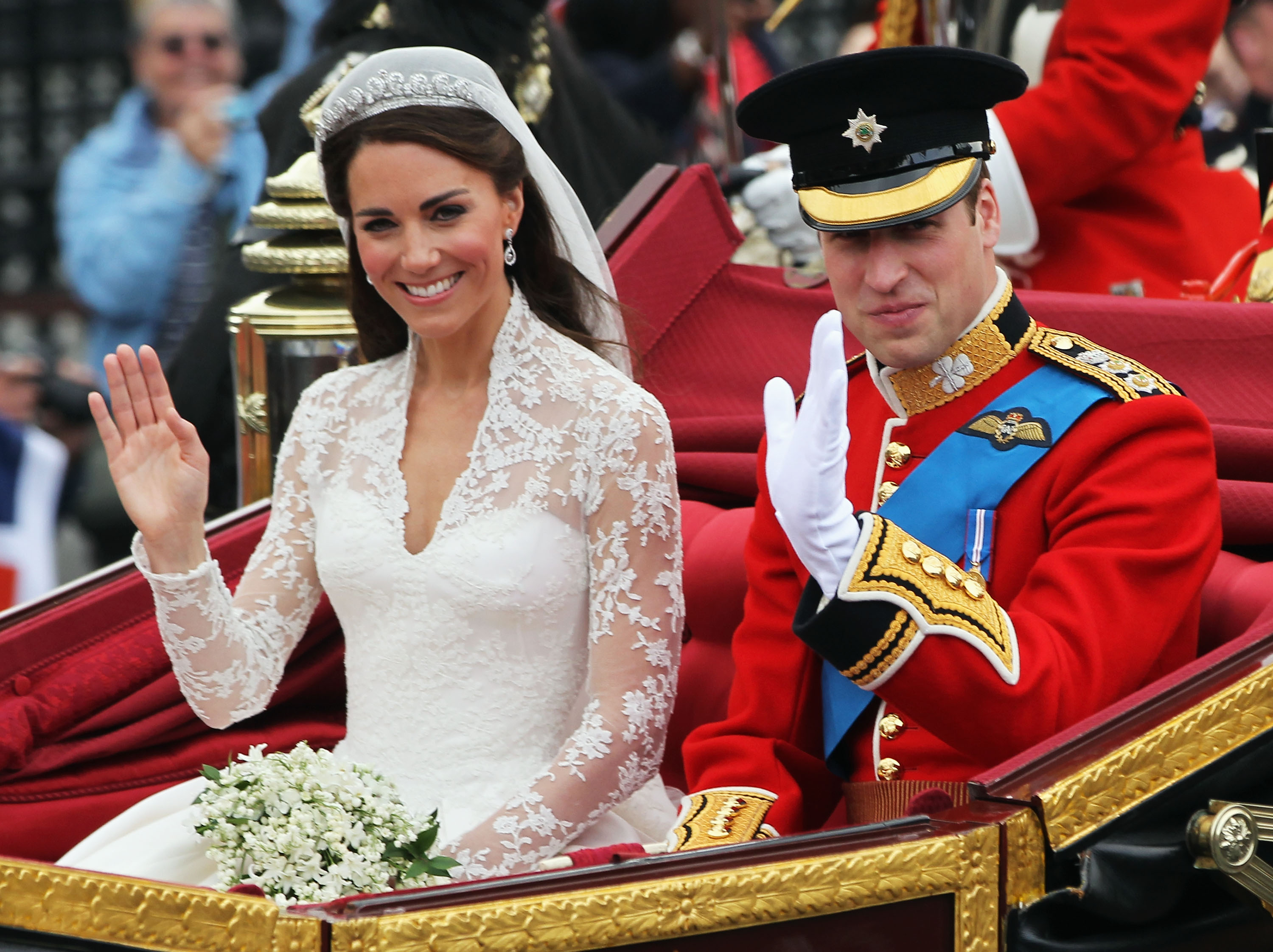 Catherine Middleton y el príncipe William viajan en carruaje en procesión hacia el Palacio de Buckingham el 29 de abril de 2011, en Londres, Inglaterra. | Fuente: Getty Images