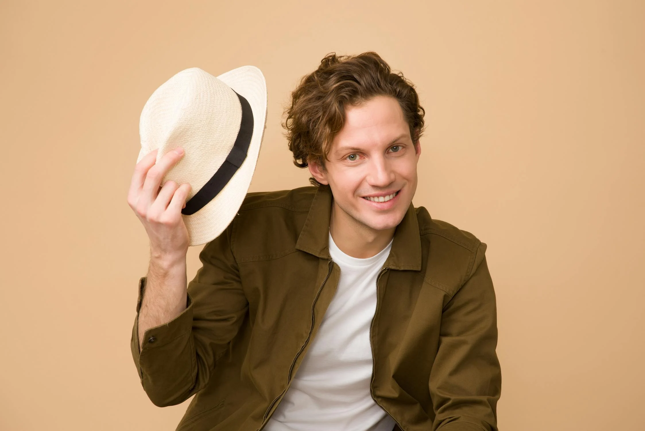 Un hombre sonriente con su sombrero | Fuente: Pexels