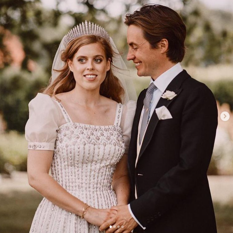 La princesa Beatrice y Edoardo Mapelli Mozzi sonríen durante su boda el 18 de julio de 2020, en Windsor, Inglaterra. | Foto: Instagram/princesseugenie