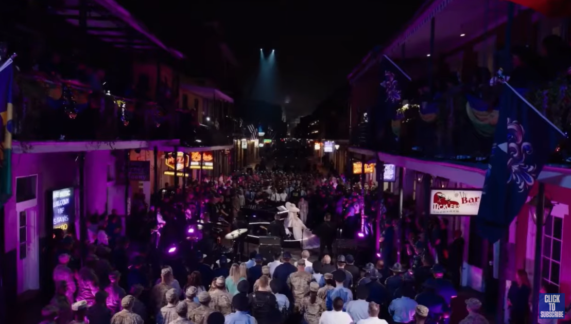 Lady Gaga actúa mientras la multitud la rodea en el escenario de Bourbon Street en Nueva Orleans | Fuente: Facebook/TVVNoticias