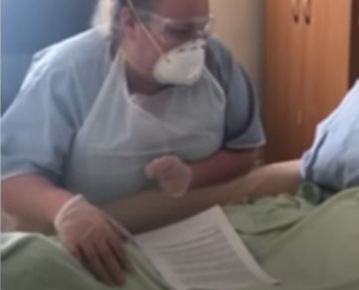 La cuidadora Laura Dunn-Green leyendo la carta a Peggy. | Foto: Youtube/ITV News