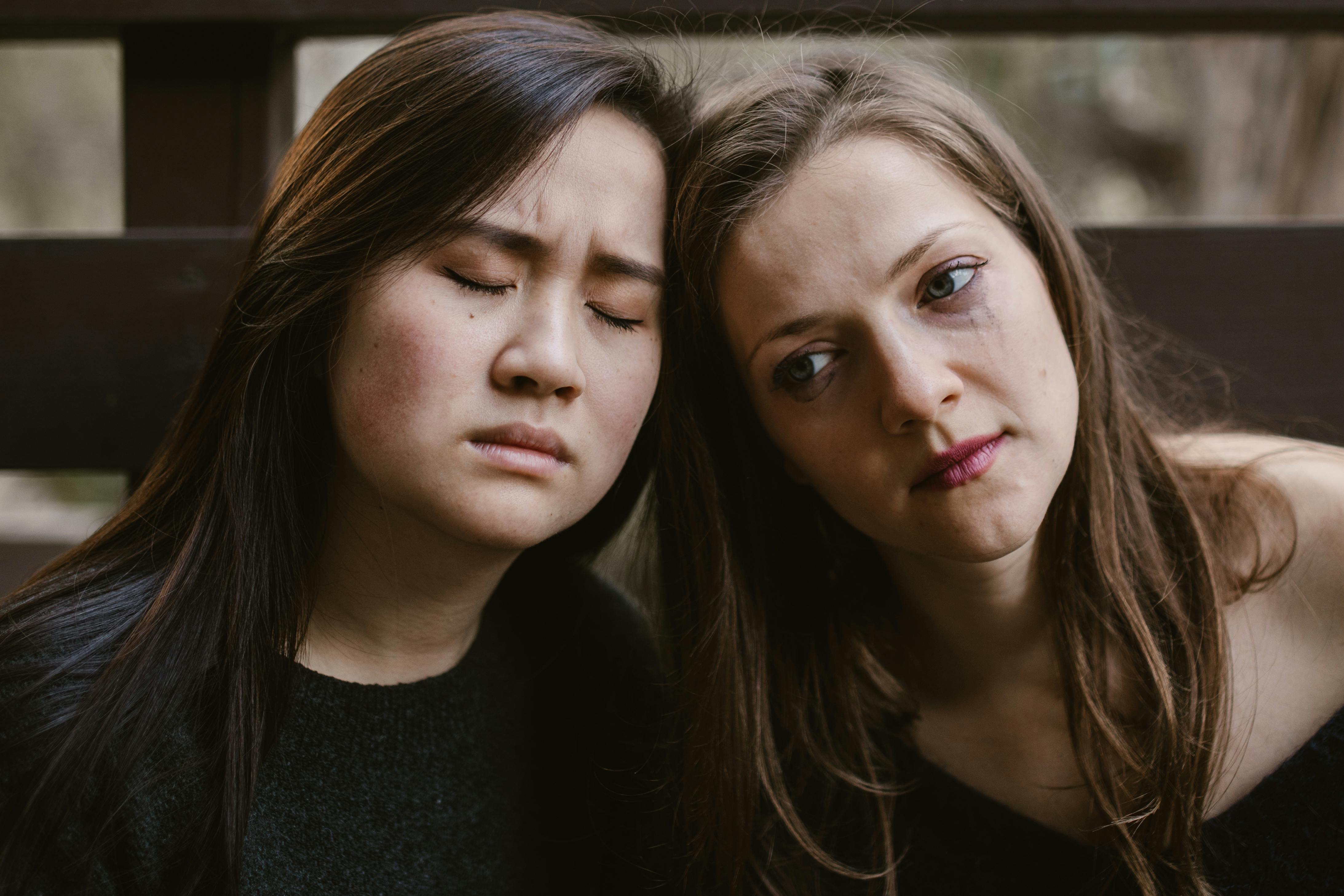 Dos mujeres emocionadas | Fuente: Pexels