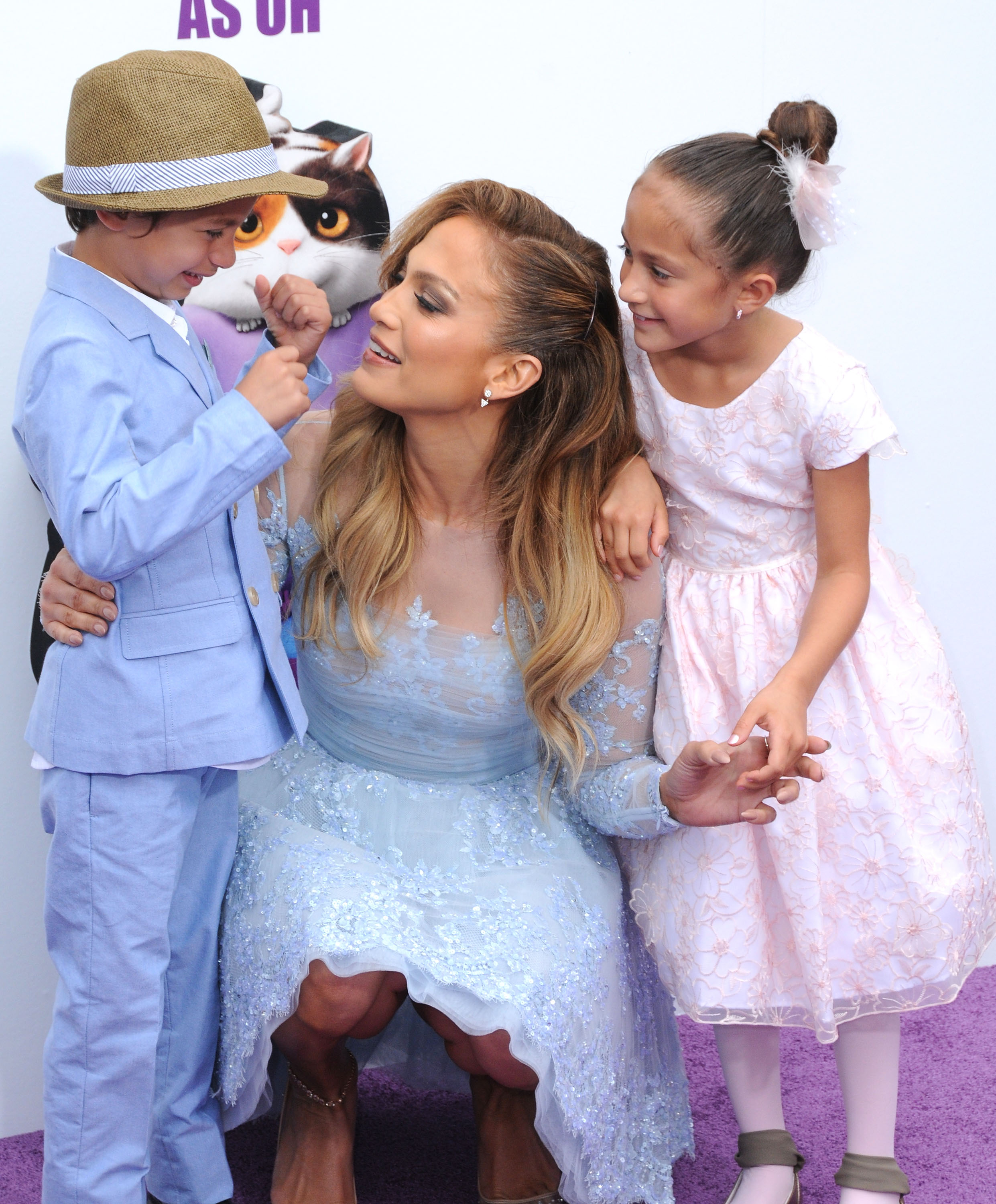 Jennifer Lopez y su hijo Maximillian David y su hija Emme Maribel Muñiz llegan al estreno de 'Home' de Twentieth Century Fox y Dreamworks Animation en el Regency Village Theatre el 22 de marzo de 2015 en Westwood, California | Foto: Getty Images