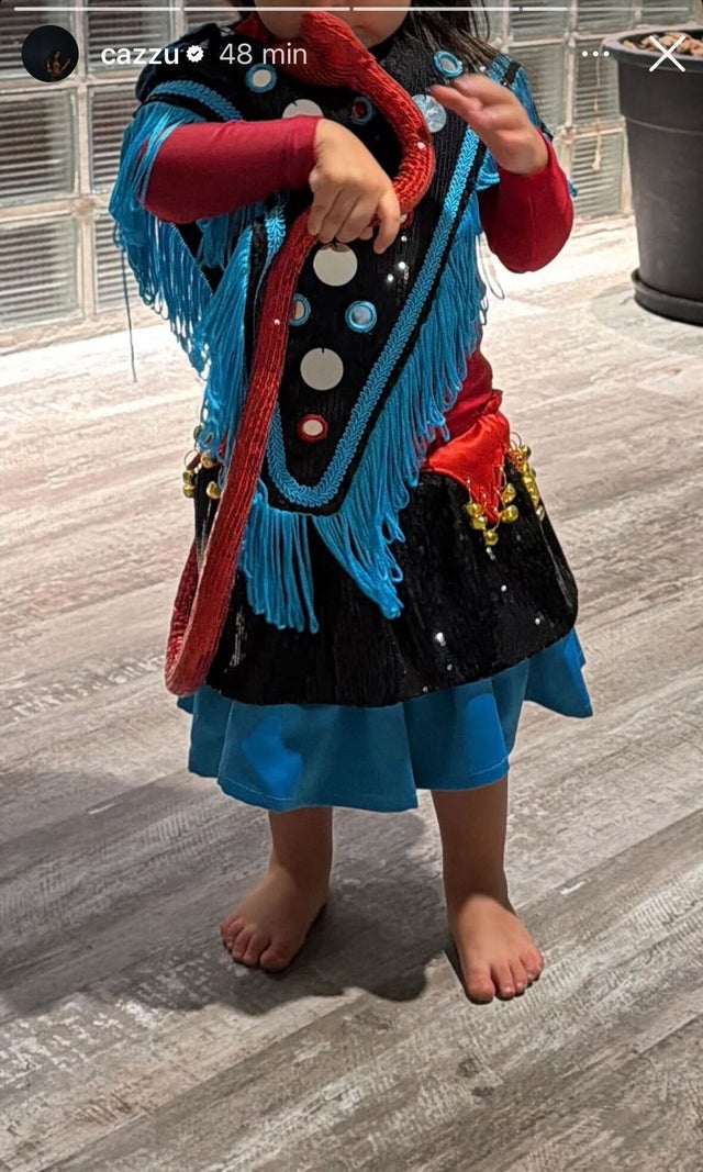 Cazzu ya había mostrado a su hija Inti luciendo una miniatura del traje típico inspirado en la indumentaria de los diablos del carnaval jujeño | Fuente: Instagram Stories/cazzu
