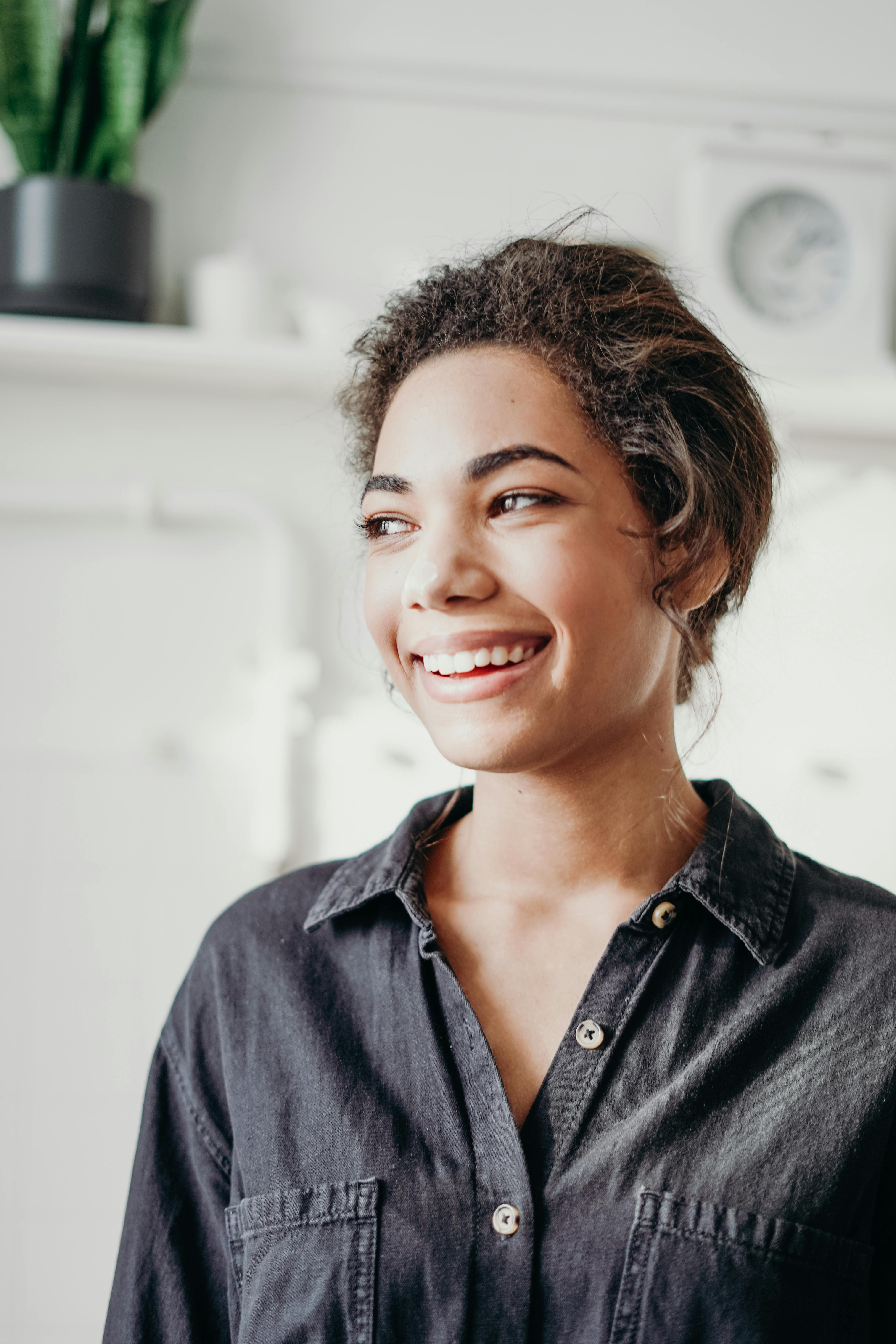 Una mujer sonriente | Fuente: Pexels