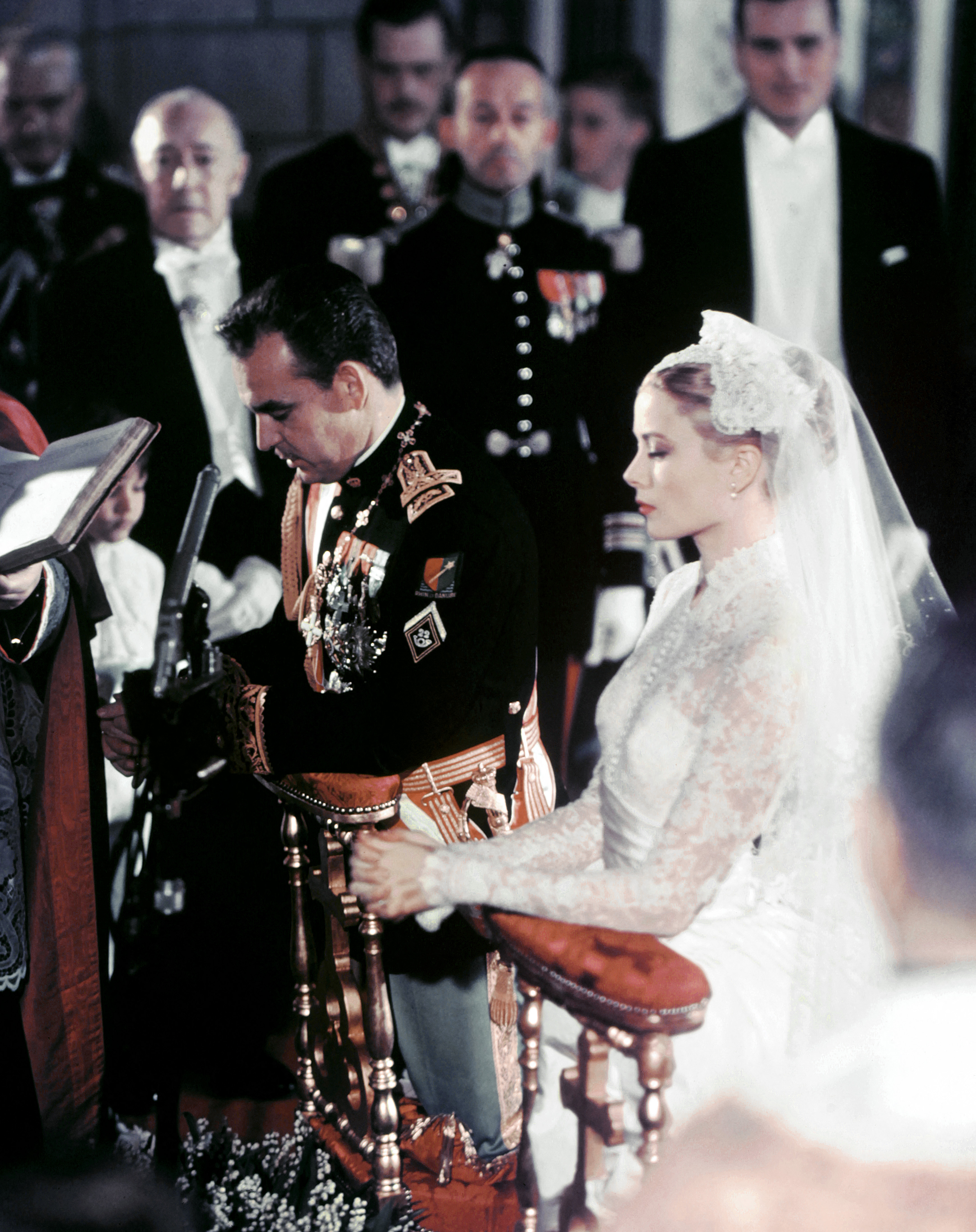 El Príncipe Rainiero III y Grace Kelly durante su ceremonia de boda el 19 de abril de 1956, en Mónaco. | Fuente: Getty Images