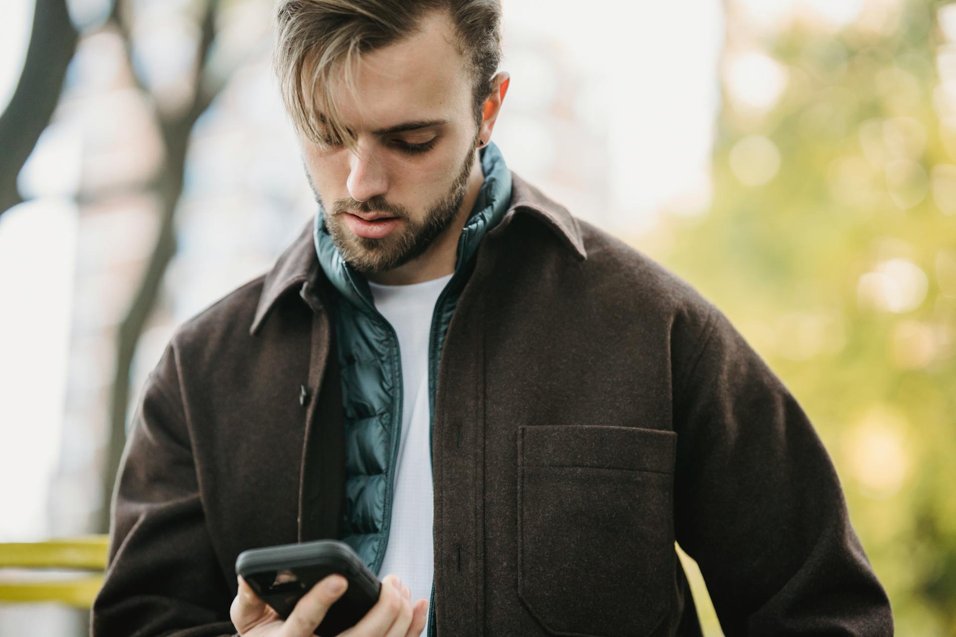 Un hombre mirando su teléfono con incredulidad | Fuente: Pexels