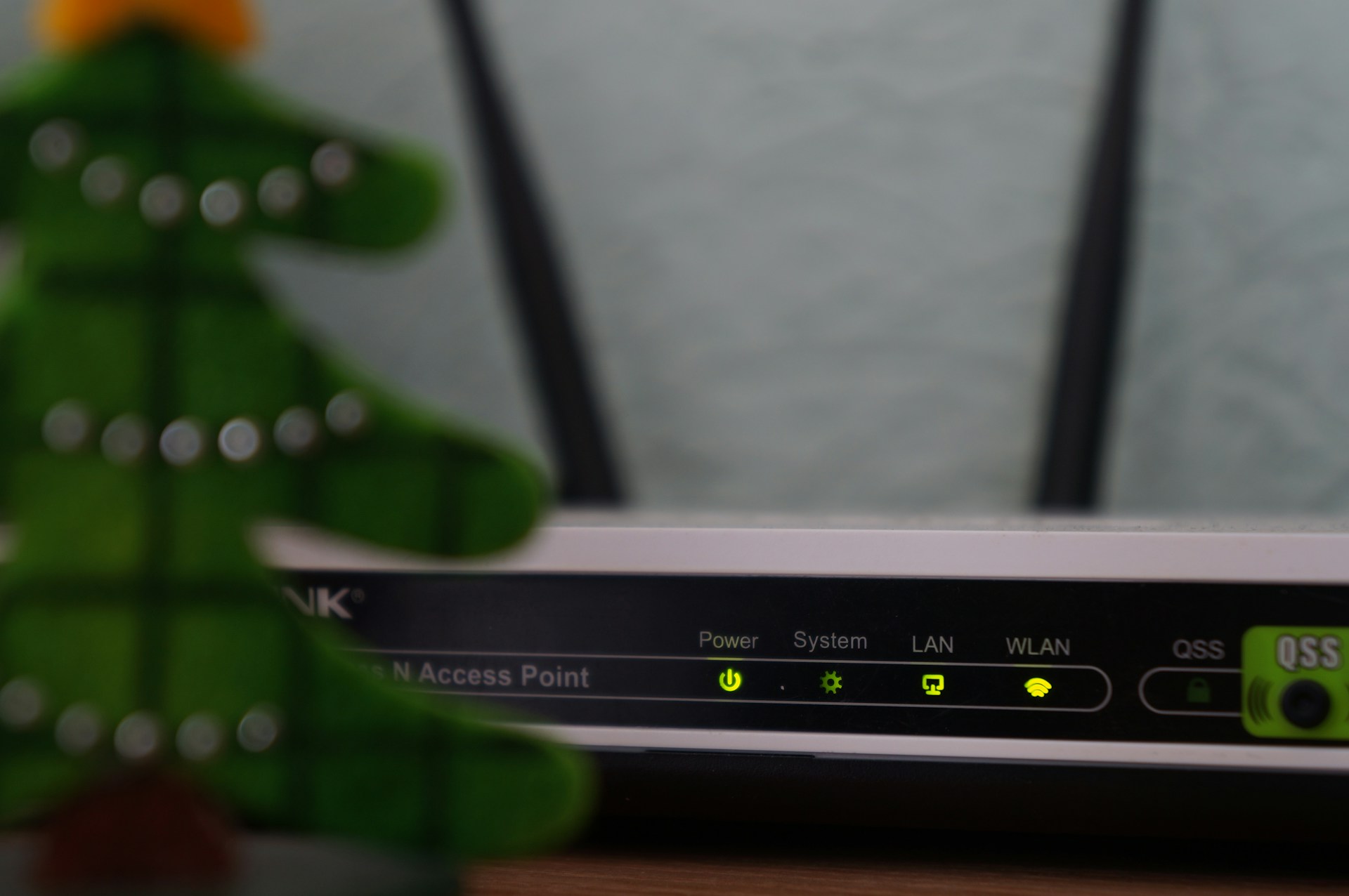 Un router Wi-Fi sobre la mesa | Fuente: Unsplash