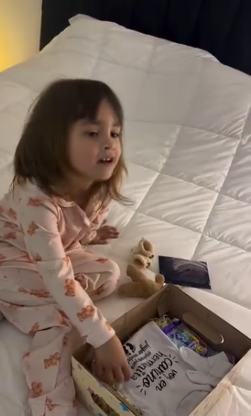 Tamara Báez revelando a su hija Jamaica que se va a convertir en hermana mayor | Fuente: Instagram/tamiiibaez123