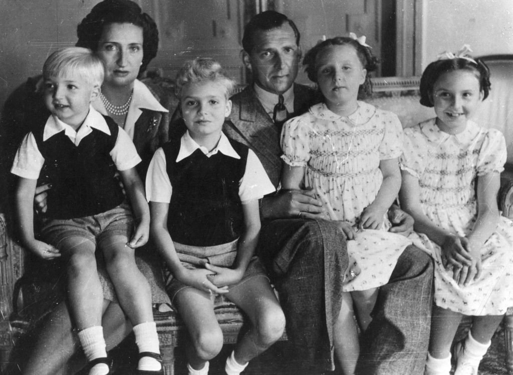 Juan de Borbón con su esposa, la Princesa María Mercedes y sus hijos, Juan Carlos, María del Pilar, Margarita y Alfonso el 15 de agosto de 1945, en Suiza. | Foto: Getty Images