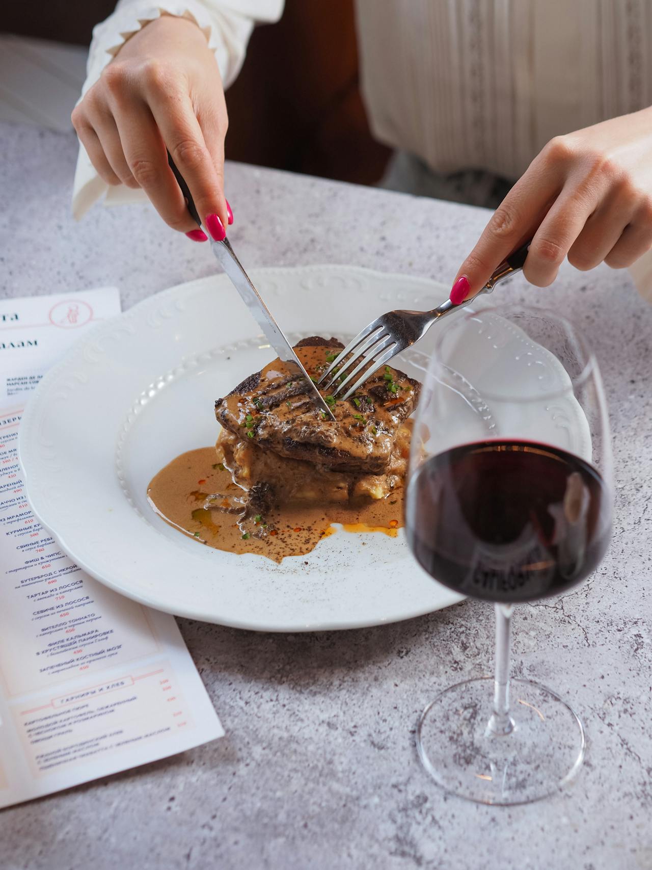 Una mujer comiendo filete | Fuente: Pexels
