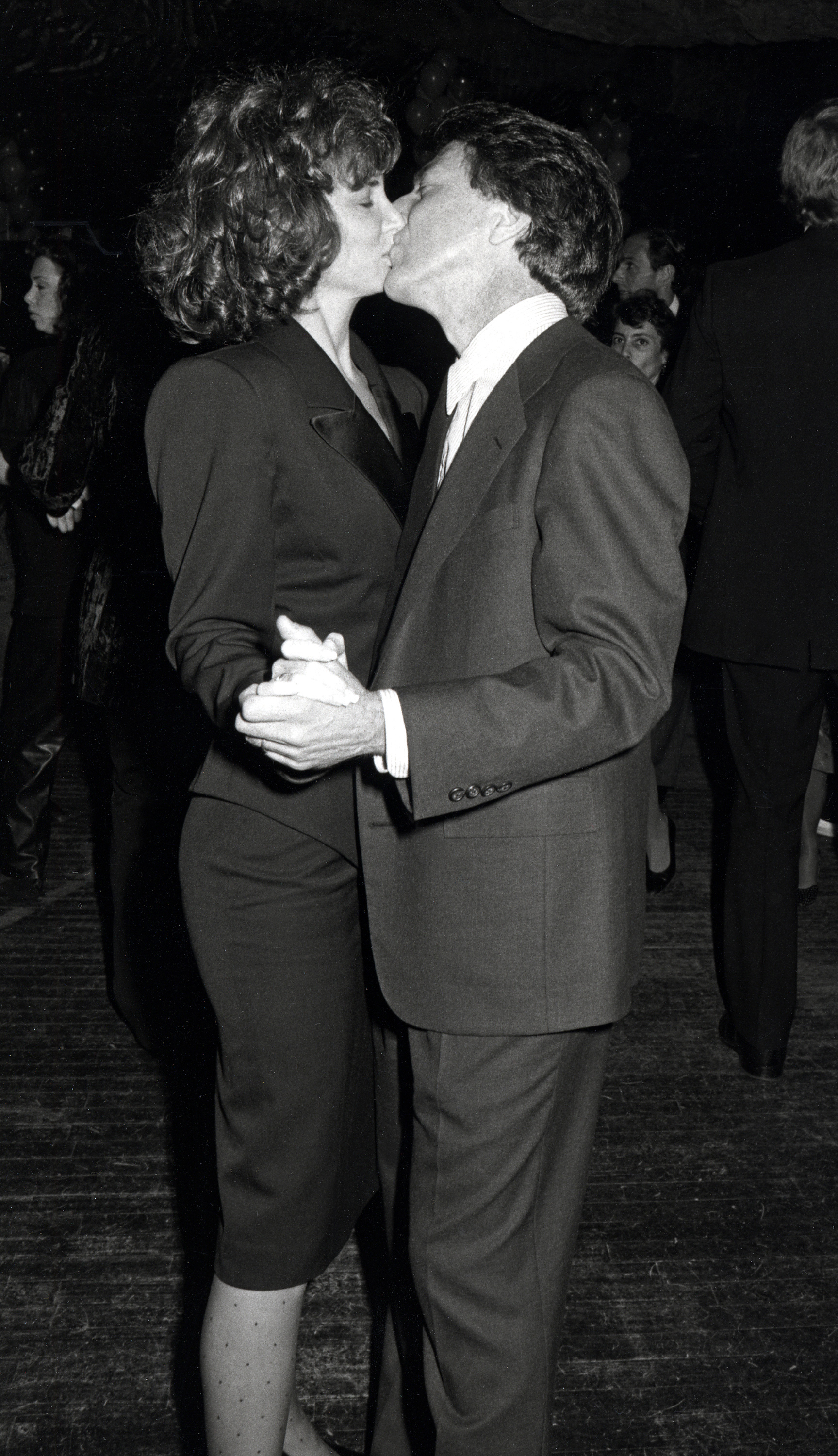 La mujer y el actor durante la Smile Party en Nueva York el 24 de noviembre de 1986. | Foto: Getty Images