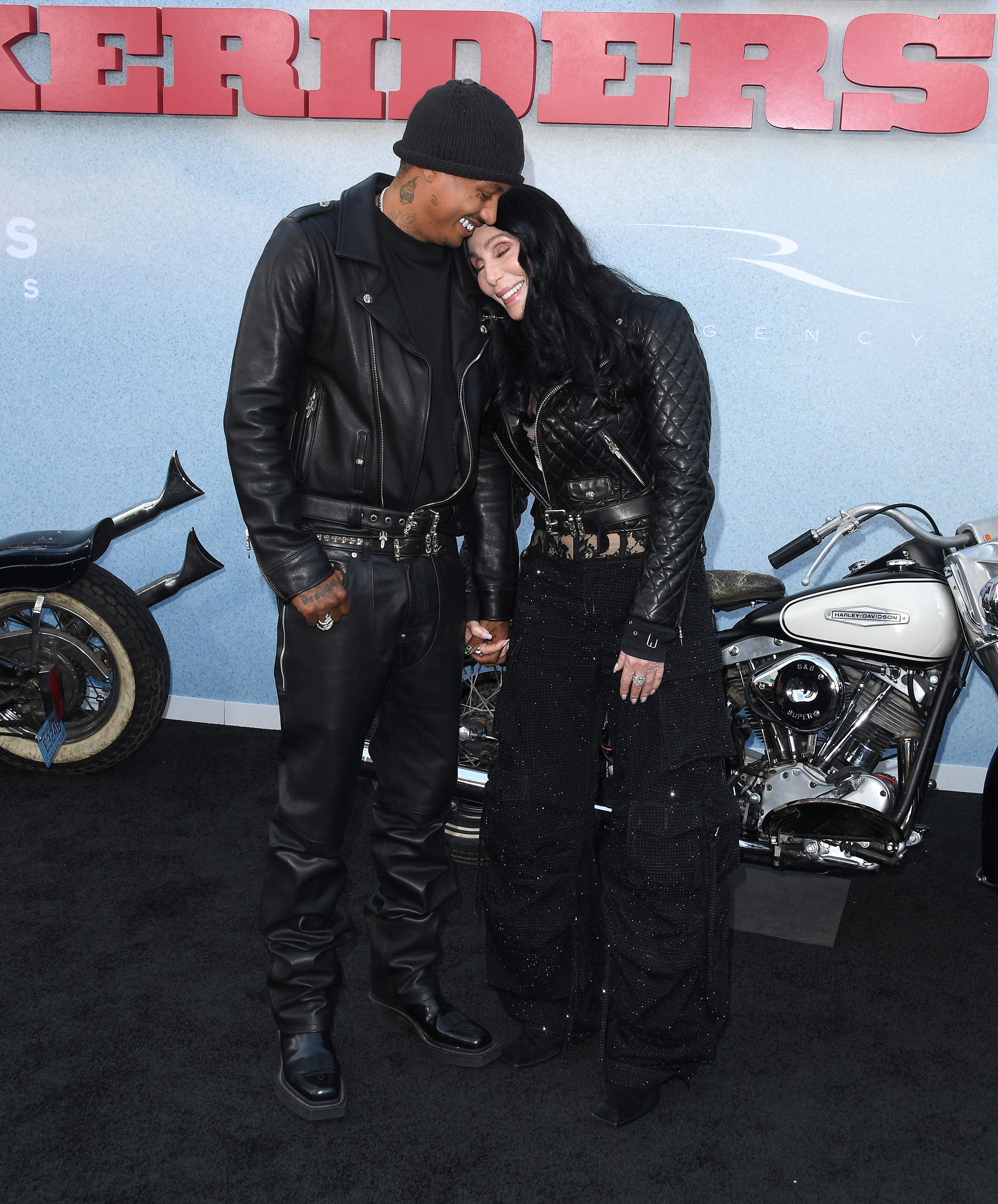 Alexander Edwards y Cher llegan al estreno en Los Ángeles de "The Bikeriders" en el TCL Chinese Theatre el 17 de junio de 2024, en Hollywood, California. | Fuente: Getty Images