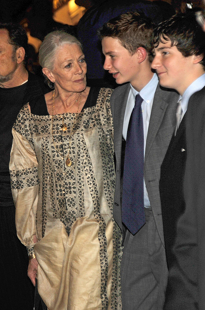 La actriz con sus nietos Michael Neeson y Daniel Neeson a la salida del Concierto Almay para celebrar el 21 cumpleaños de Rainforest Fund en el Carnegie Hall el 13 de mayo de 2010, en Nueva York | Fuente: Getty Images