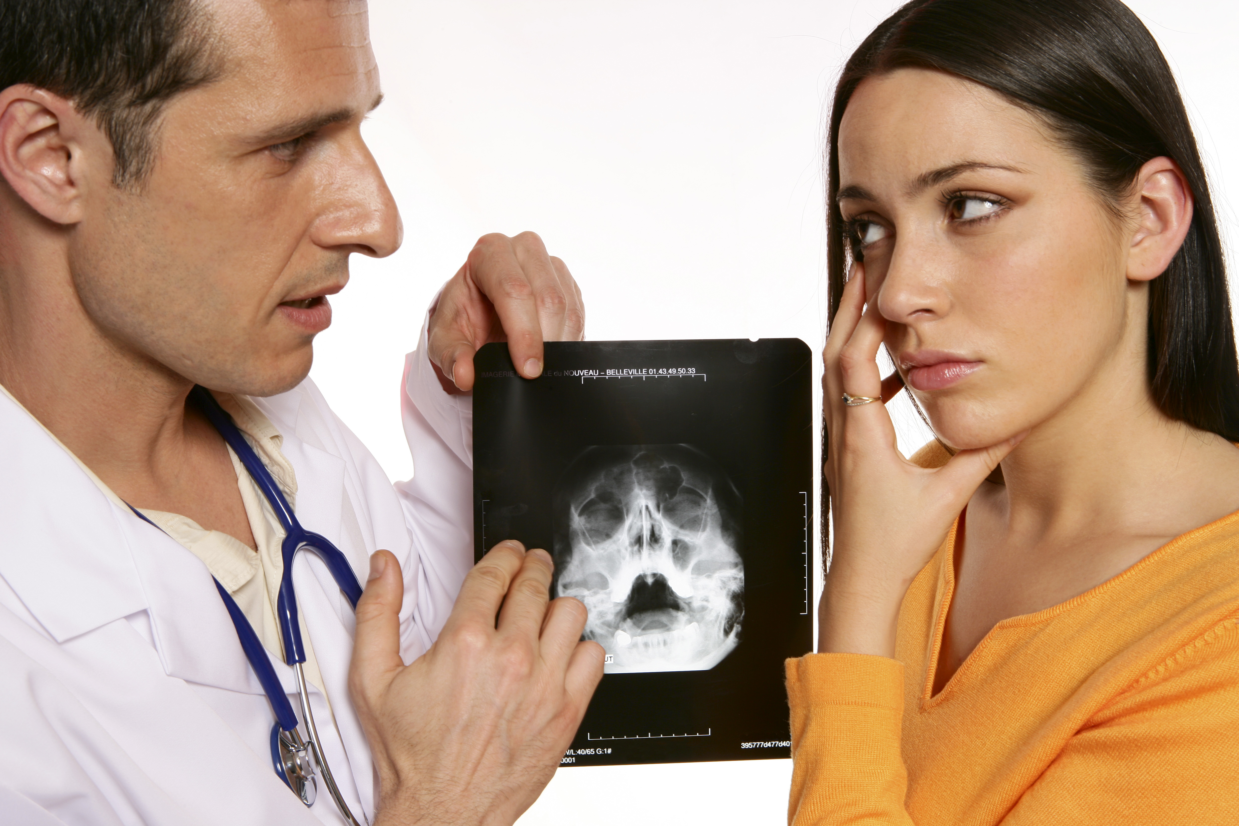 Un médico explica los resultados de un diagnóstico por imagen a un paciente preocupado durante una consulta de sinusitis | Fuente: Getty Images