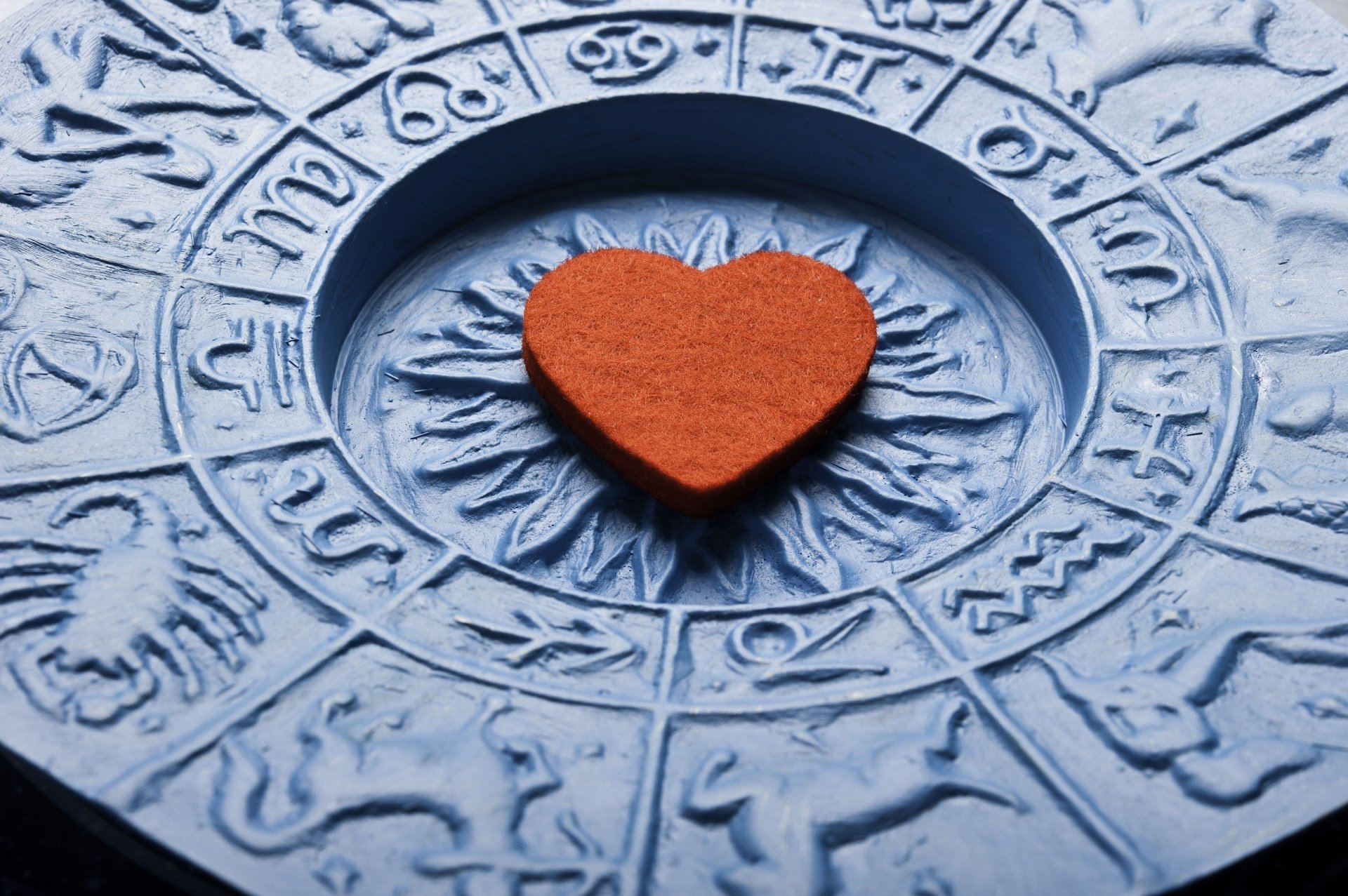 Corazón sobre platón astrológico || Fuente: Shutterstock
