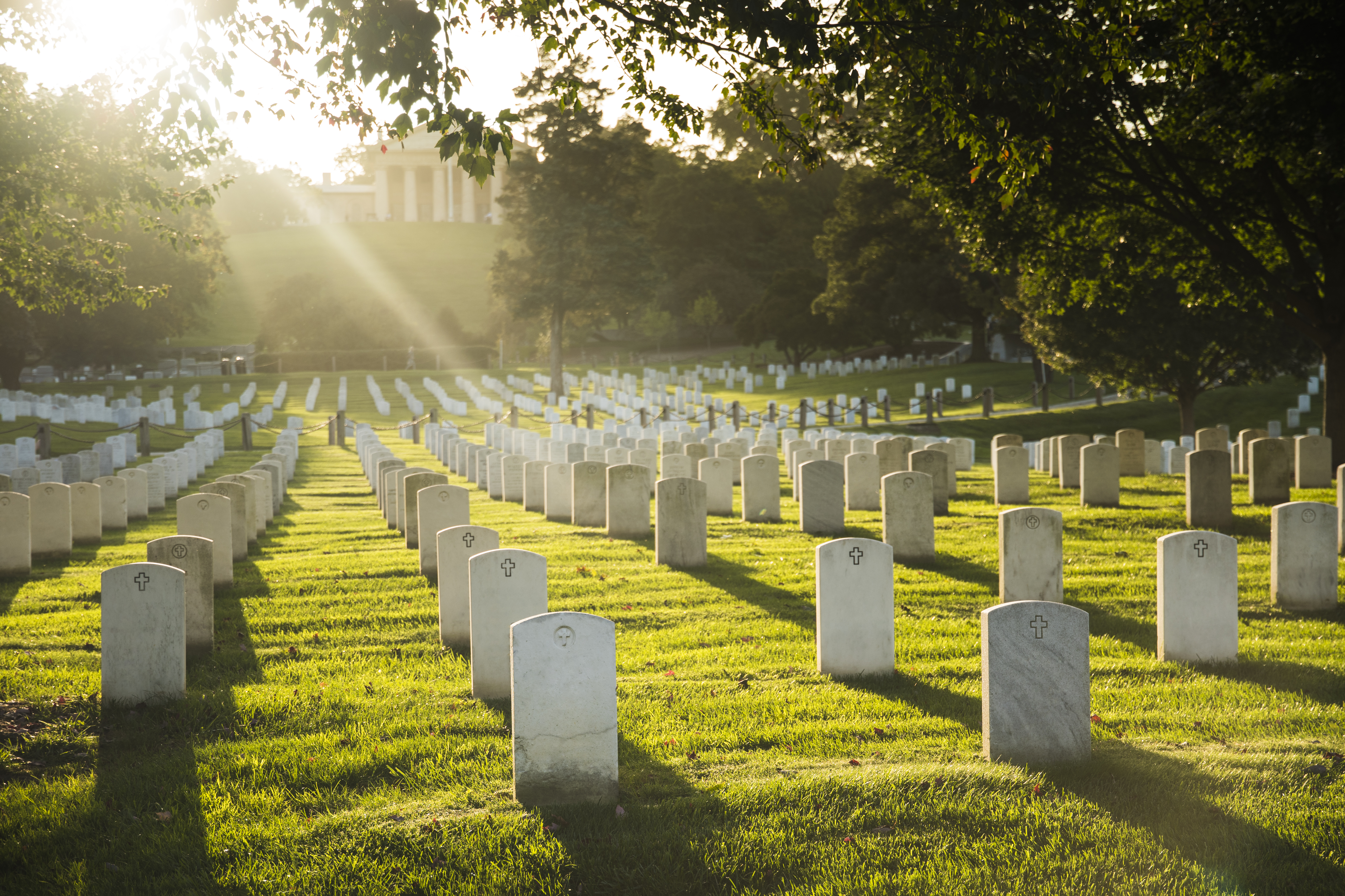 El sol se pone sobre el Cementerio de Arlington | Fuente: Getty Images
