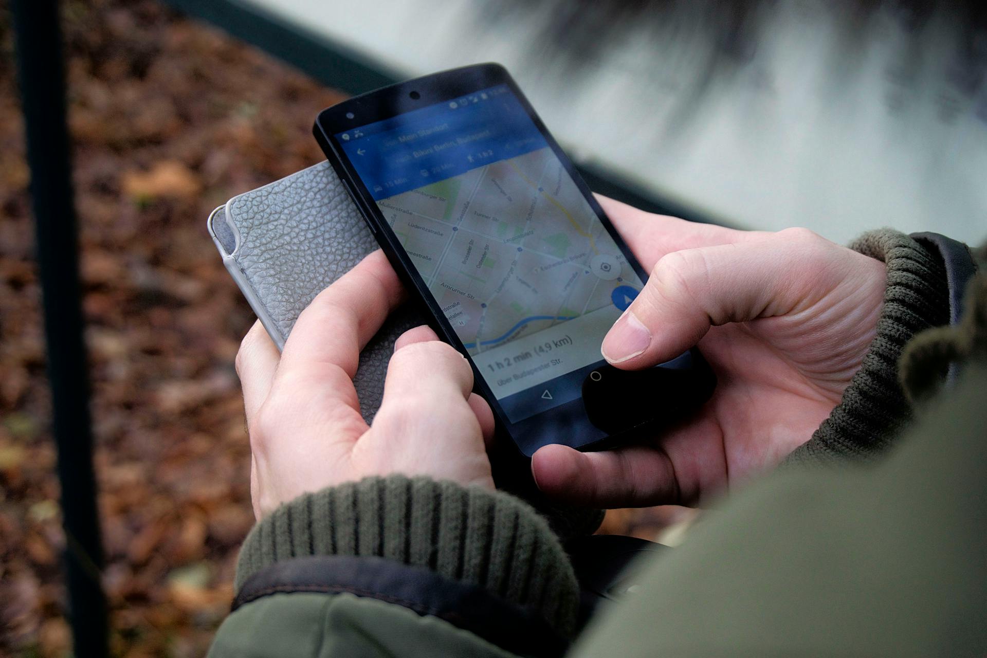 Un hombre utilizando la aplicación Google Maps en su teléfono | Fuente: Pexels