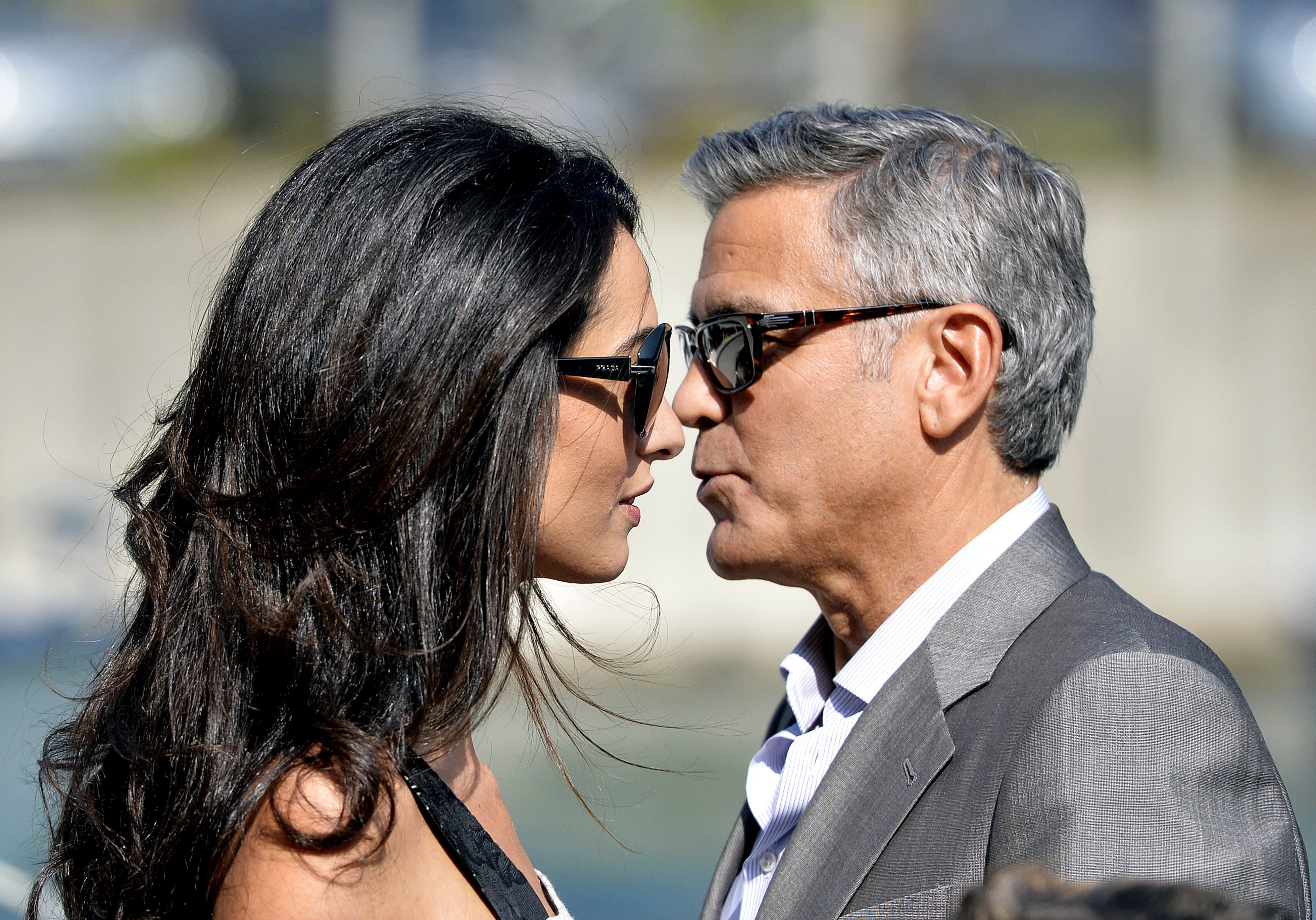 George Clooney y Amal Clooney toman un bote taxi en su llegada a Venecia el 26 de septiembre de 2014, en la previa de su boda. | Foto: Getty Images