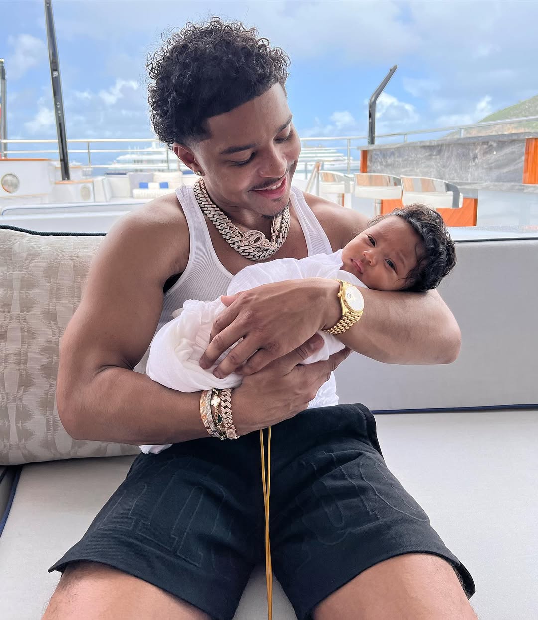 Justin Combs con un bebé en brazos, fechado en enero de 2023 | Fuente: Instagram/princejdc