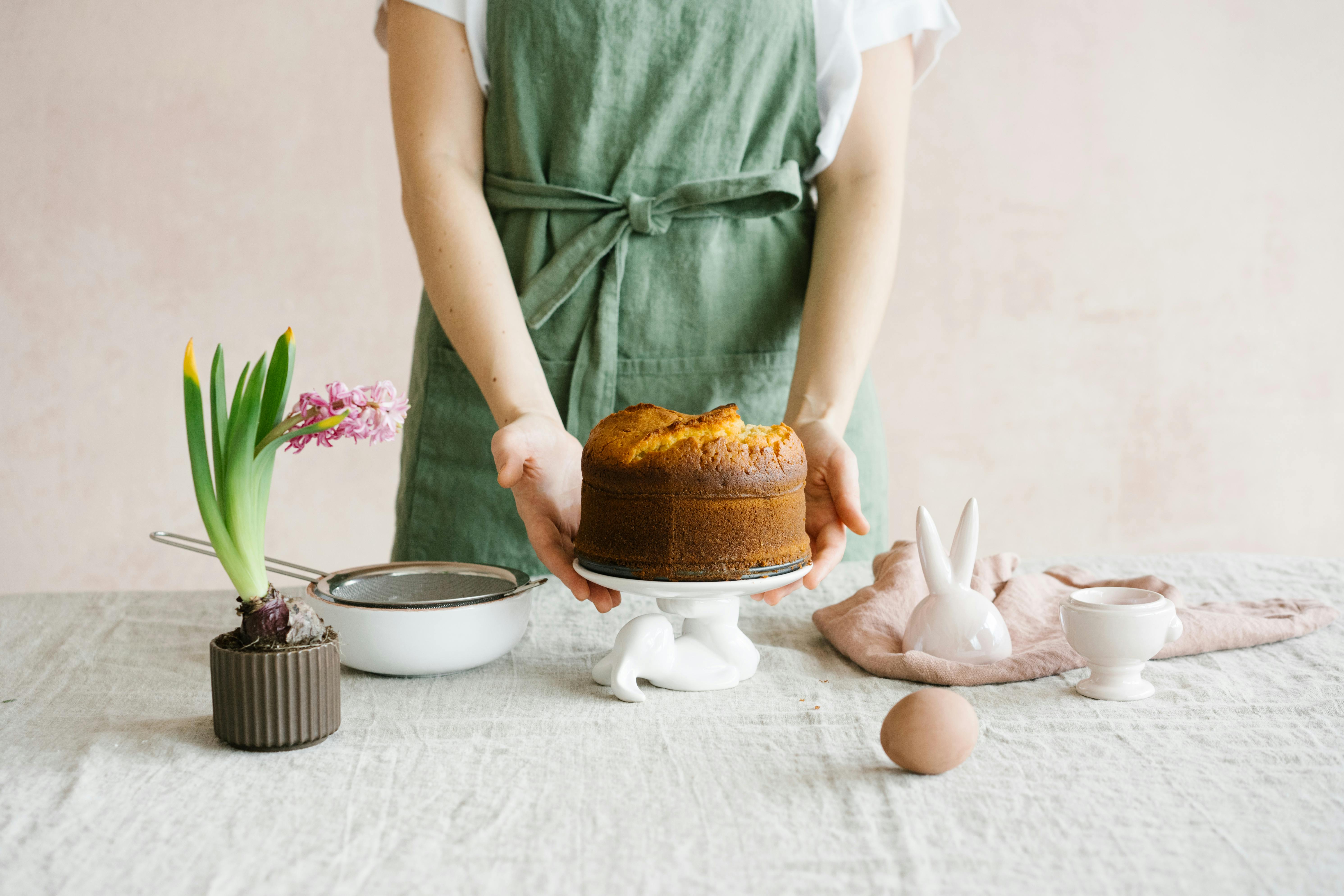 Mujer presentando su tarta | Foto: Pexels