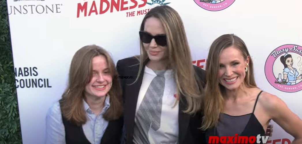 Vivienne Jolie-Pitt, Angelina Jolie y Kristen Bell en el estreno de "Reefer Madness: The Musical" en The Whitley el 30 de mayo de 2024, en Los Ángeles, California | Fuente: YouTube/MaximoTV