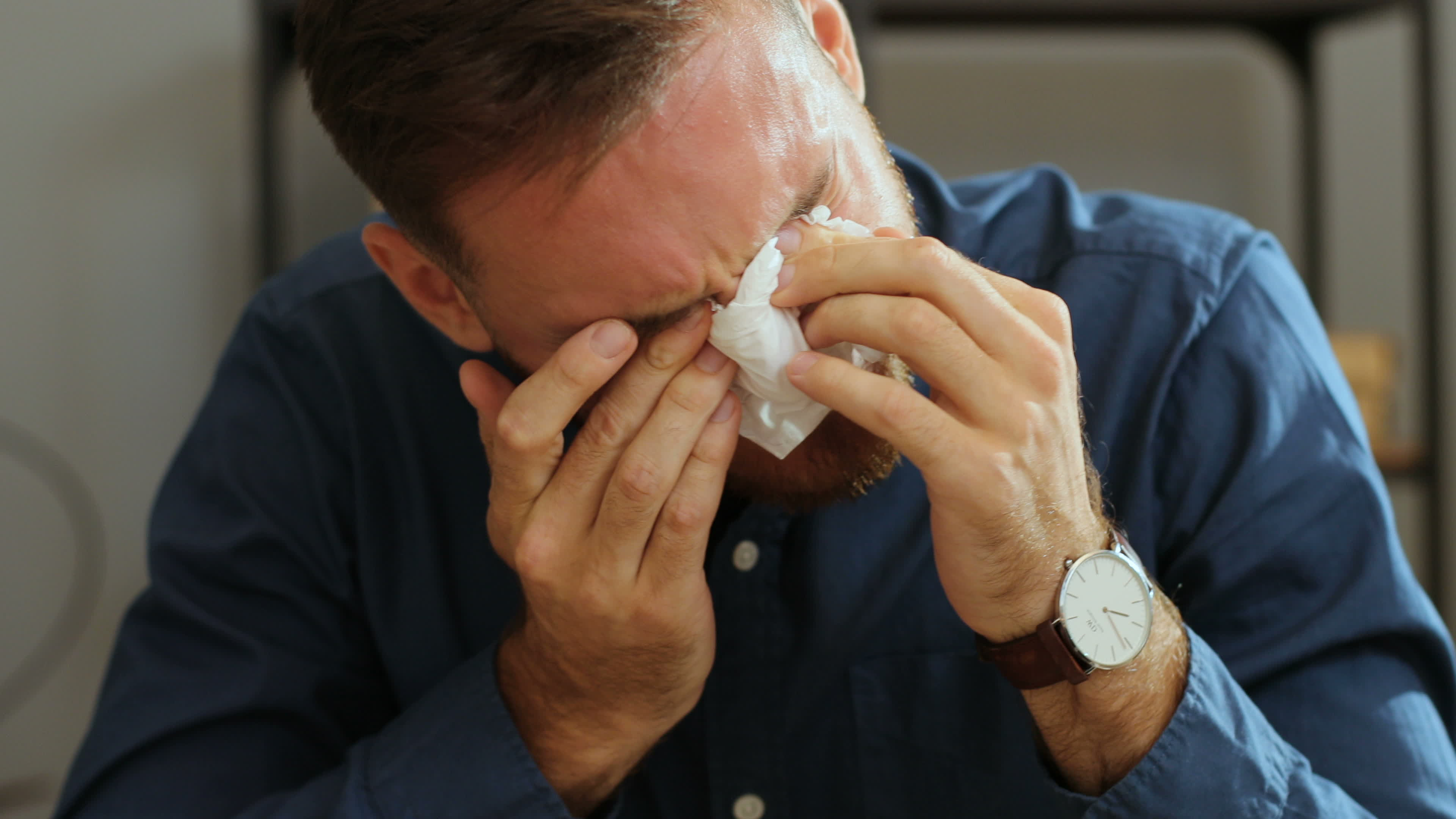 Un hombre se limpia los ojos con una servilleta mientras llora. | Foto: Shutterstock