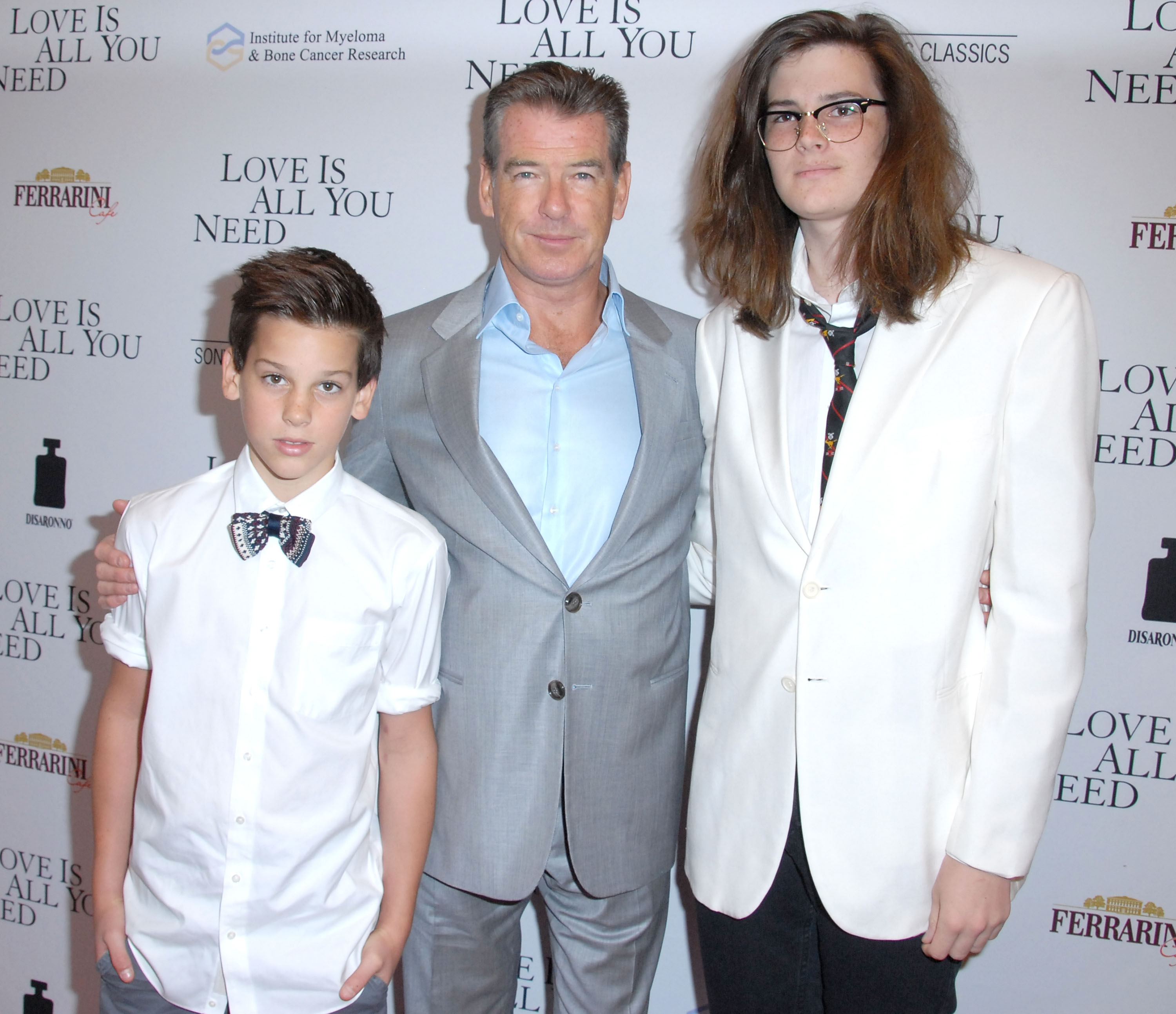 Pierce Brosnan con sus hijos Paris Brosnan y Dylan Brosnan en el estreno de "Love Is All You Need" el 25 de abril de 2013, en Hollywood, California. | Fuente: Getty Images