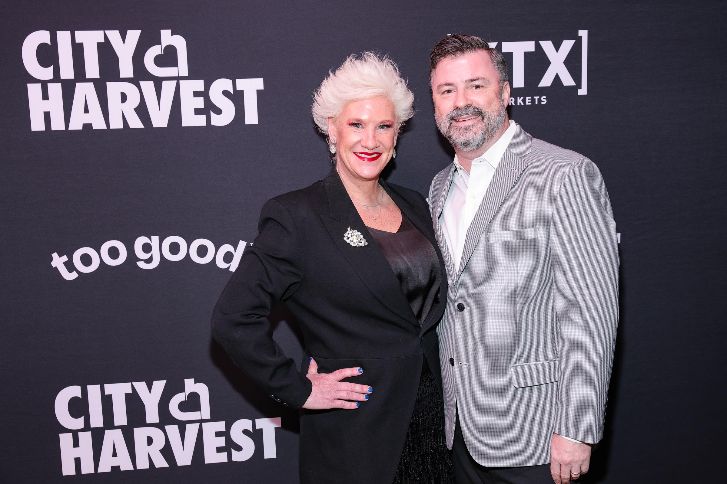 Anne Burrell y su esposo, Stuart Claxton, asisten a la gala de City Harvest en la ciudad de Nueva York: Carnaval, en Cipriani 42nd Street, el 22 de abril de 2025 | Fuente: Getty Images