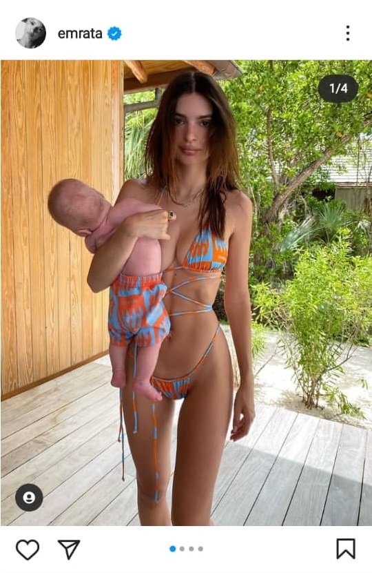 Emily Ratajkowski cargando a su bebé mientras luce un bikini. | Foto: Instagram/emrata.
