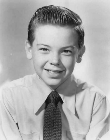 Bobby Driscoll a los 12 años en un retrato de estudio tomado en 1950. | Foto: Wikimedia Commons / NBC Television Network, Bobby Driscoll 1950.