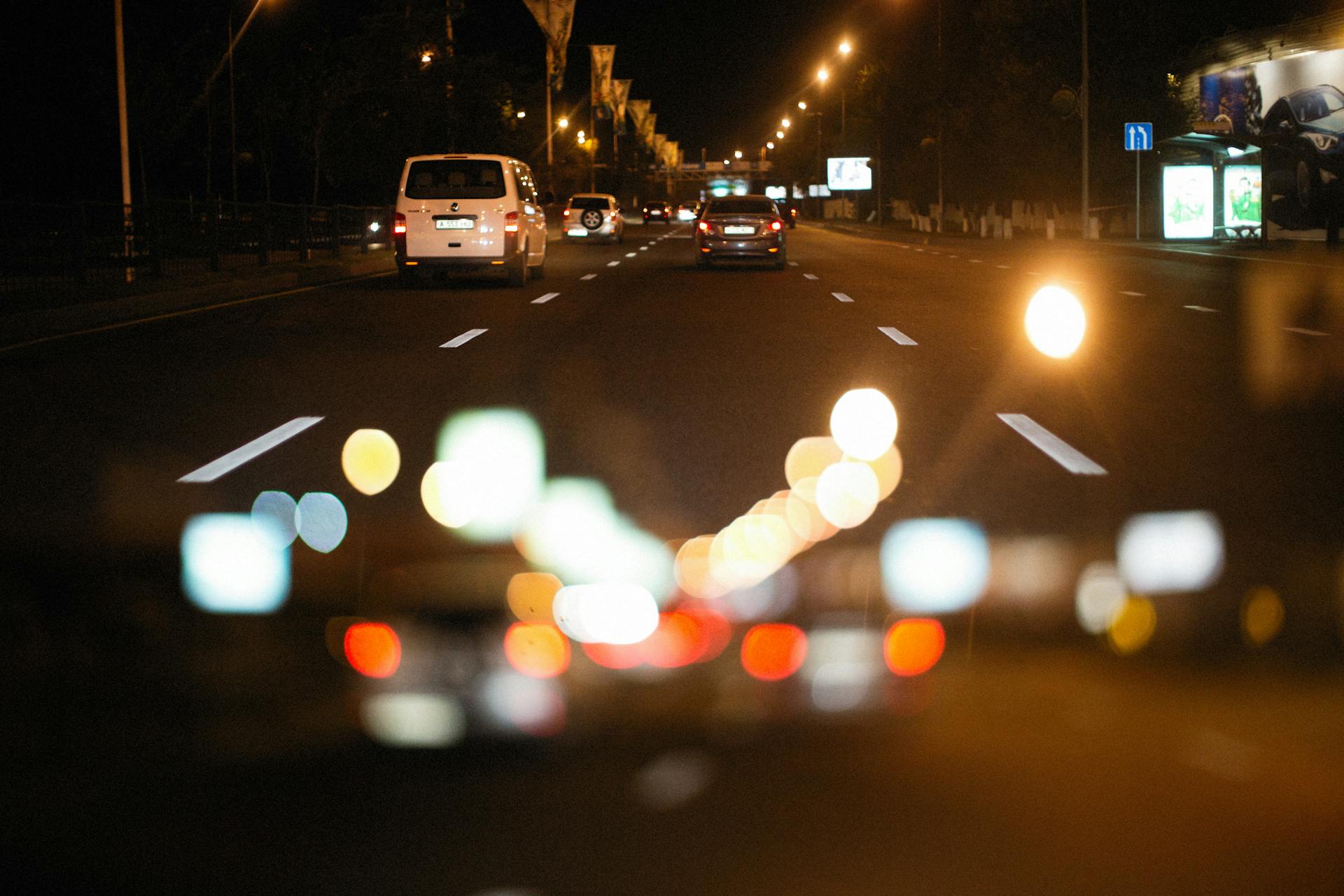 La vista di un'auto che percorre una strada | Fonte: Pexels