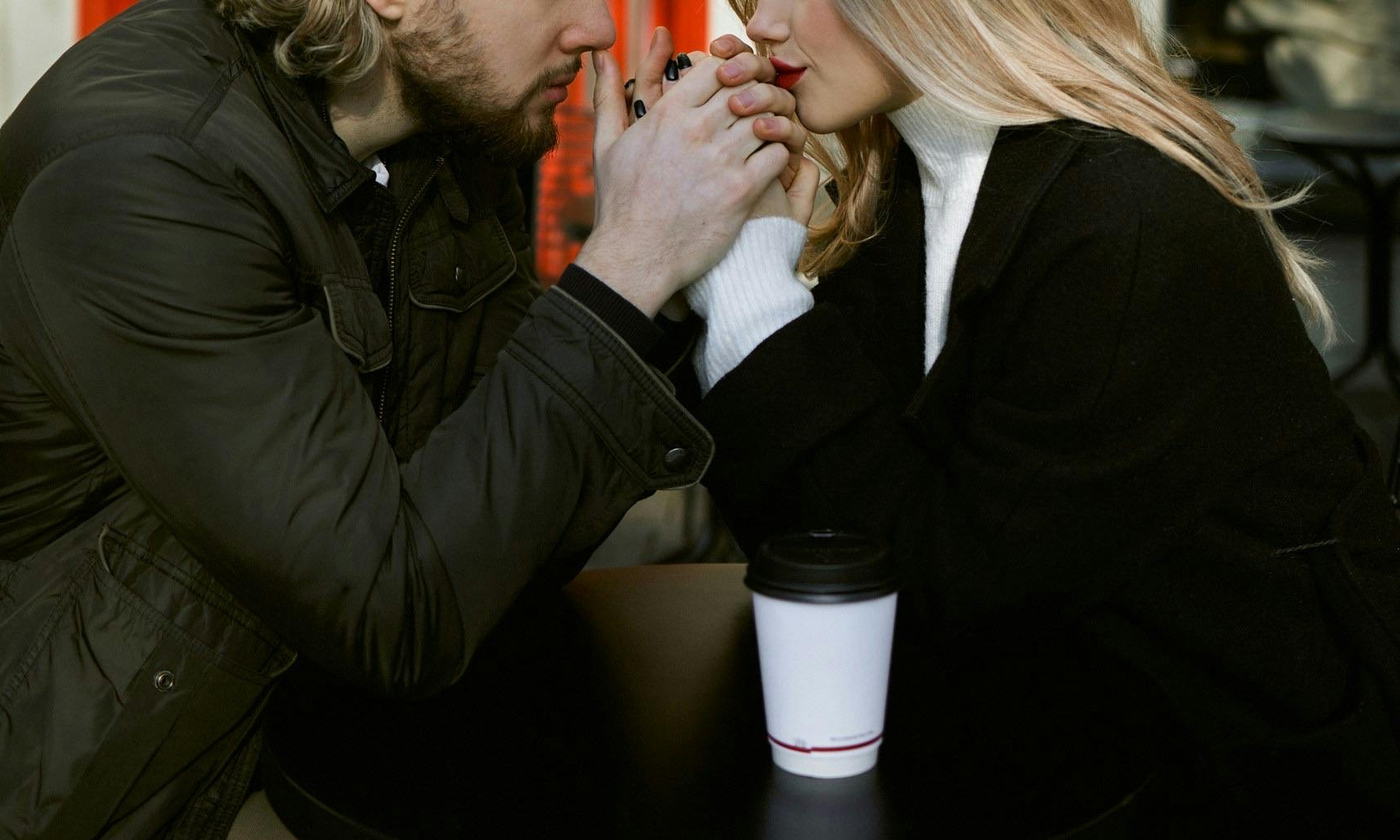 Sophia y Jason hablando intensamente en un acogedor café | Fuente: Pexels