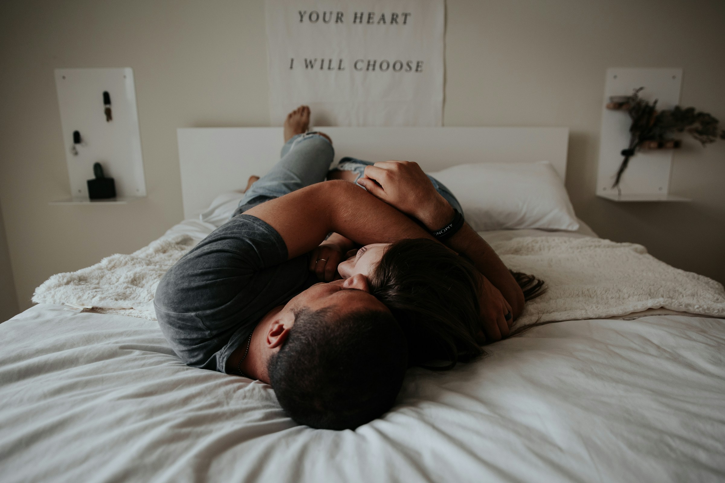 Una pareja abrazada en una cama | Foto: Unsplash