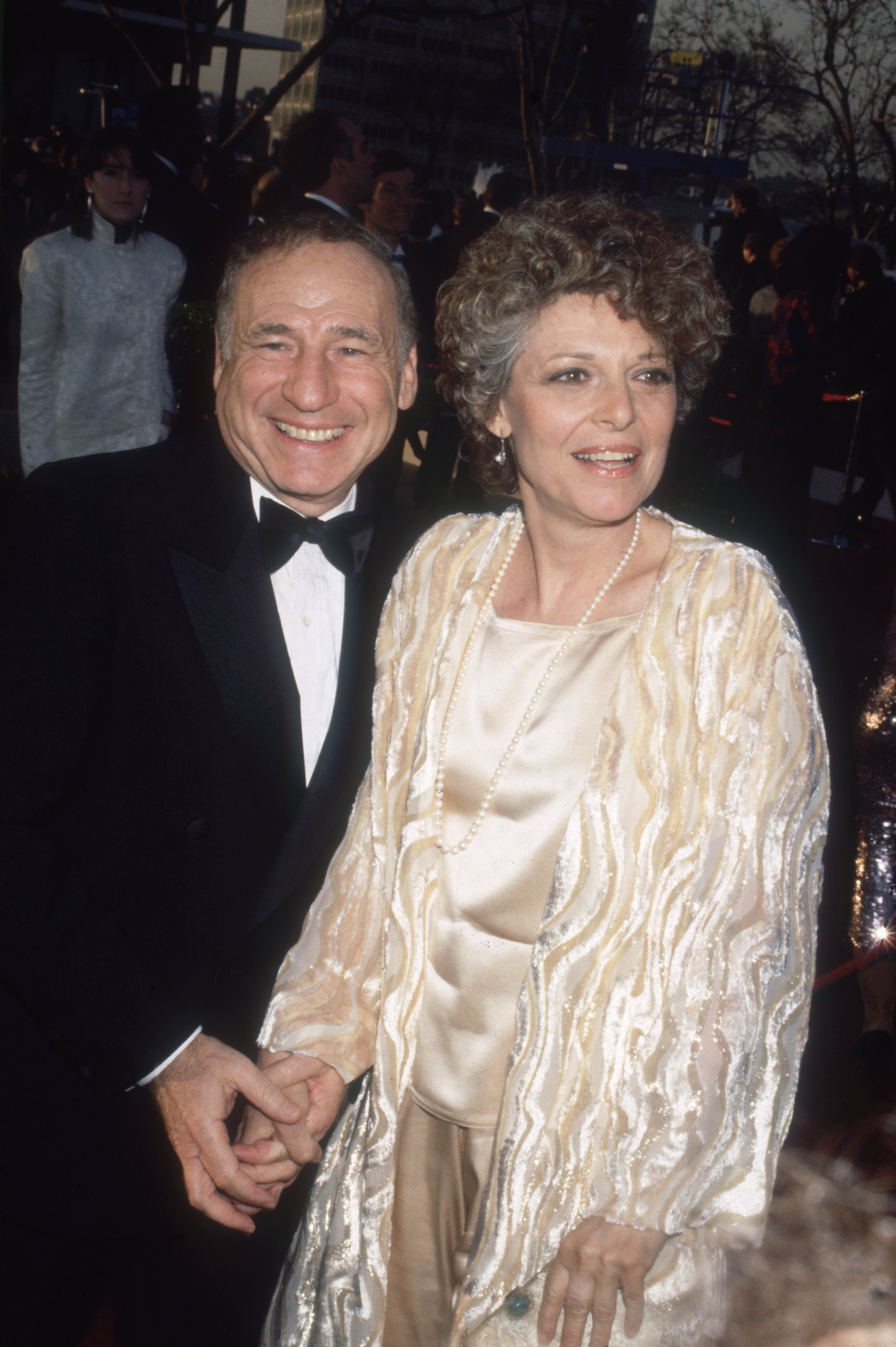 Mel Brooks y Anne Bancroft asisten a los Premios de la Academia el 24 de marzo de 1986 en Los Ángeles, California ┃Source: Getty Images