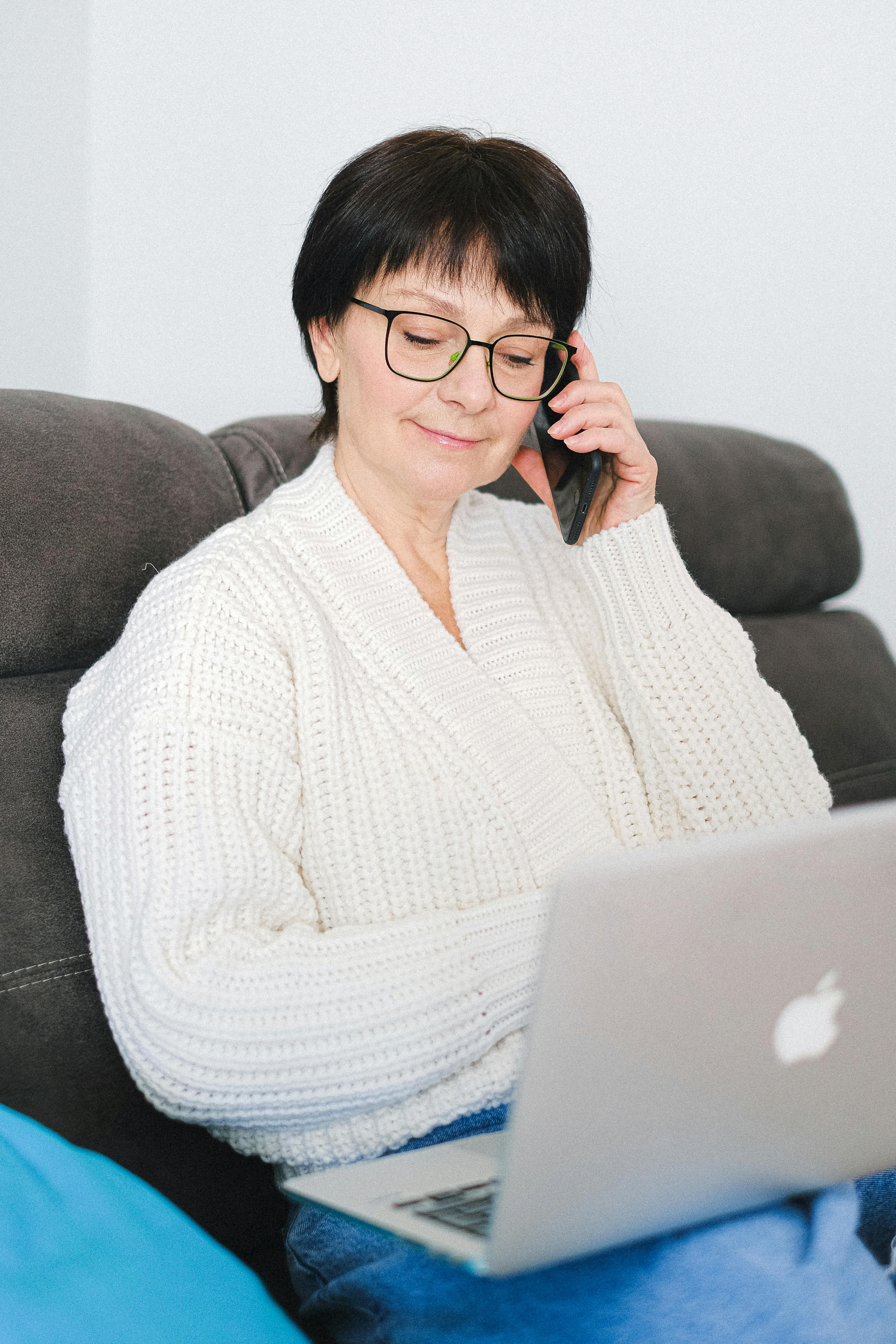 Una mujer sonriendo y hablando por teléfono | Fuente: Pexels