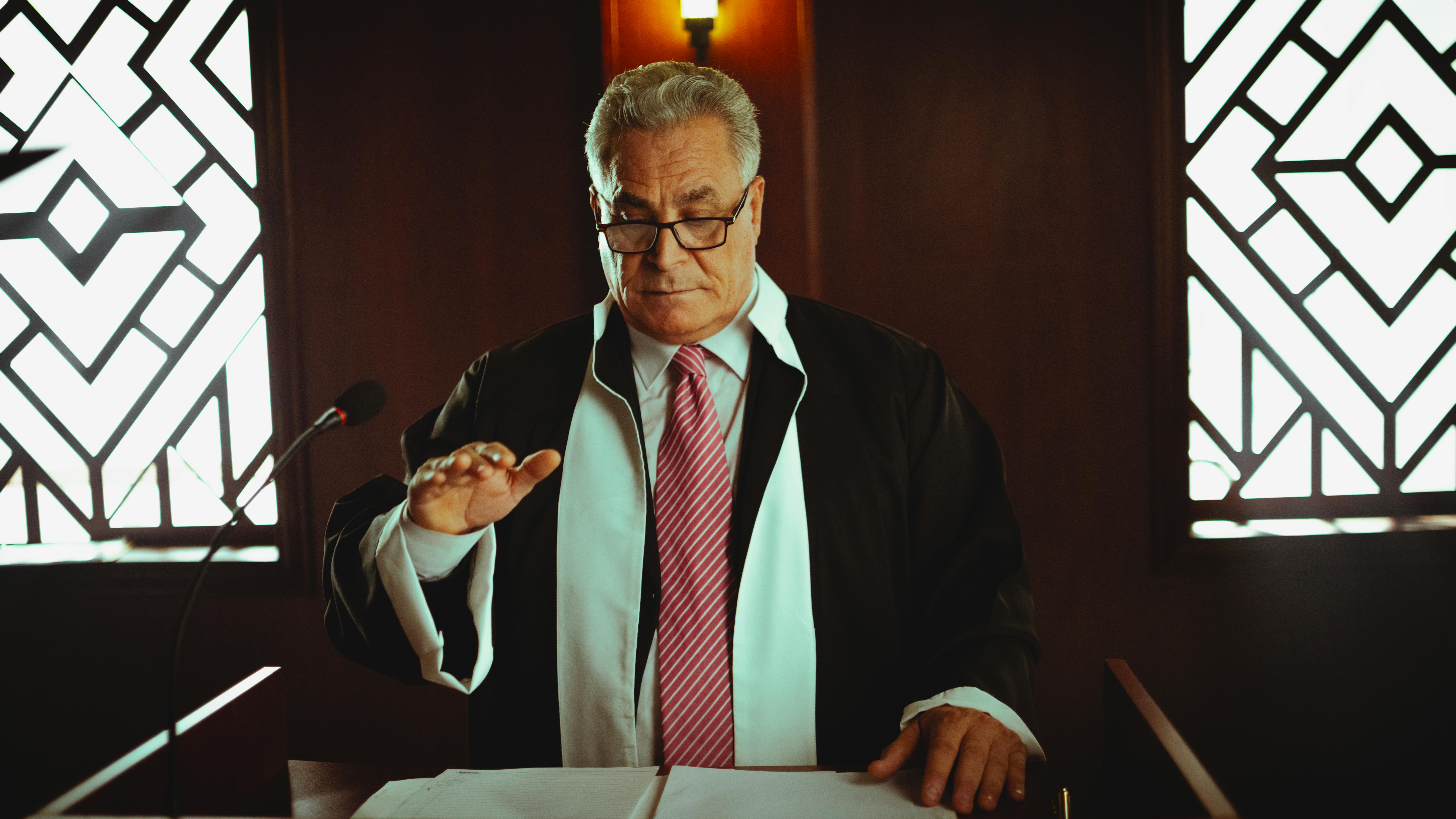 Un juez en un tribunal | Fuente: Pexels