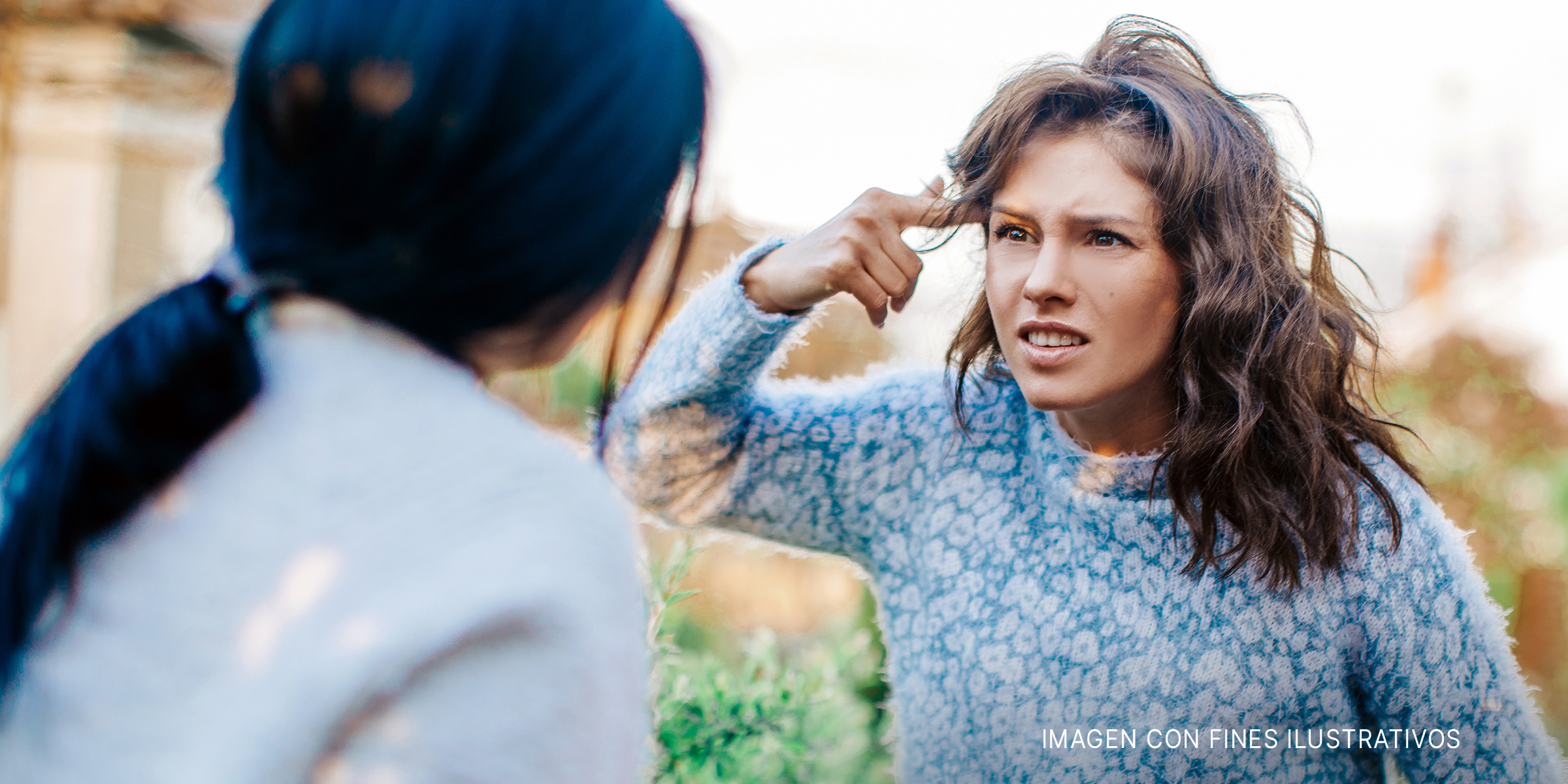 Personas discutiendo | Foto: Shutterstocka mano e