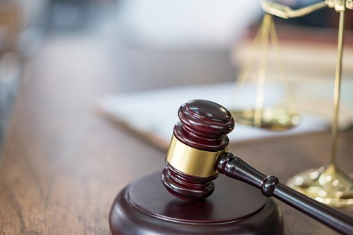 Martillo colocado sobre el estrado de un juez. |  Foto: Pixabay