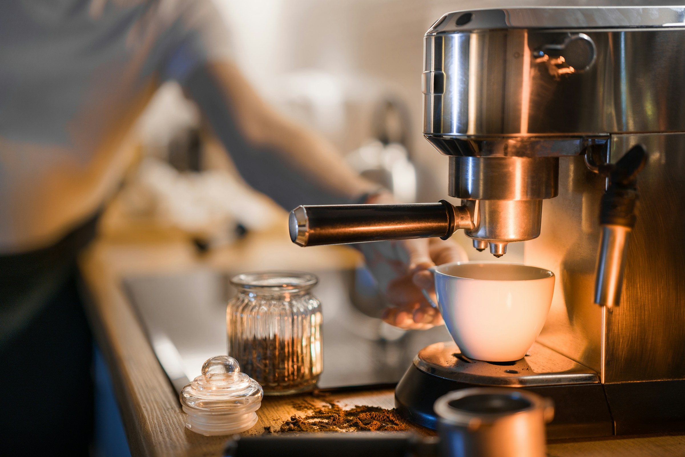 Una cafetera con una taza de cerámica blanca | Fuente: Unsplash