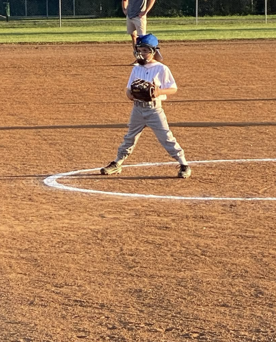 Isaiah Fisher fotografiado en el campo de pelota, con fecha de septiembre de 2021 | Fuente: Instagram/carrieunderwood