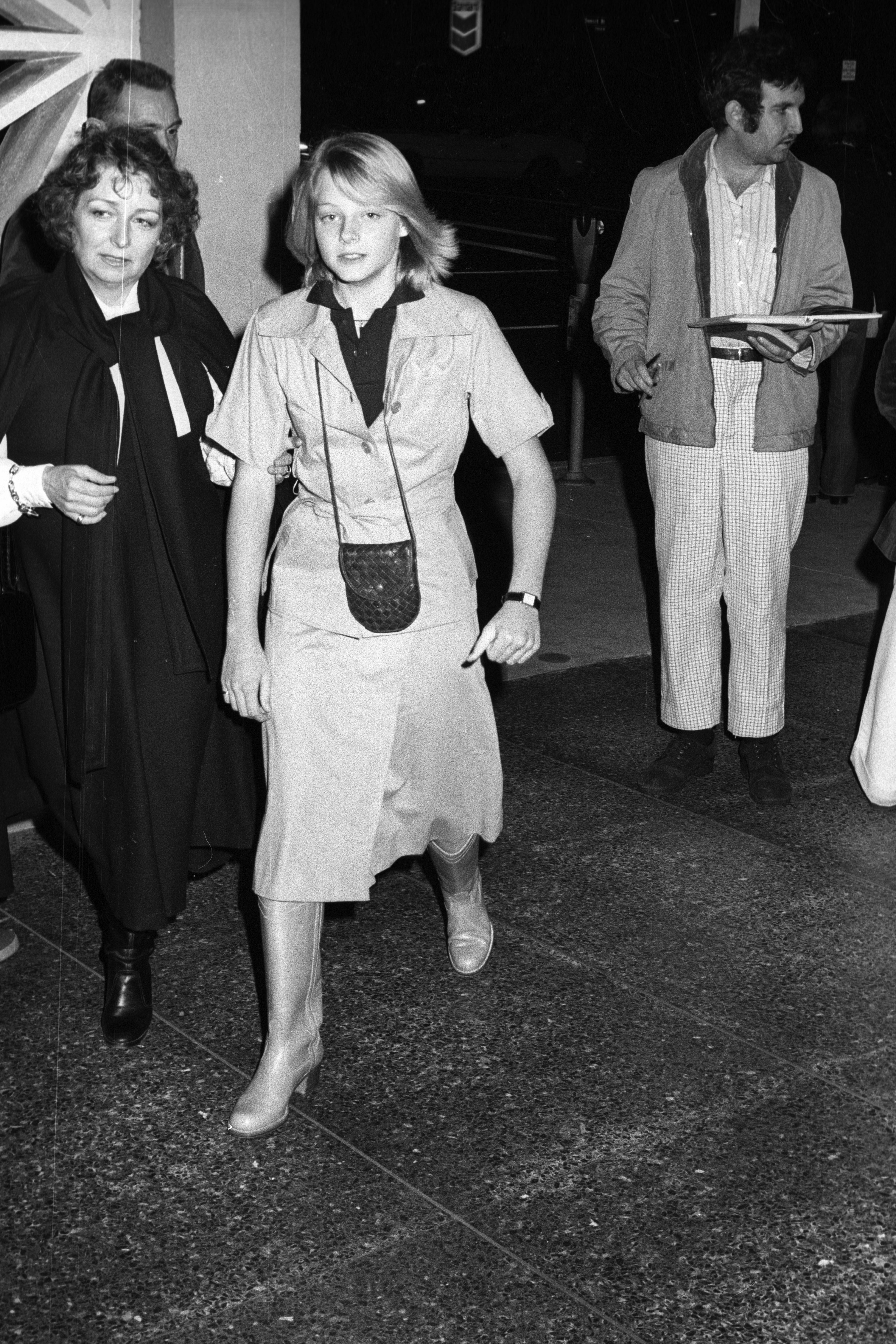 Evelyn "Brandy" Foster, Jodie Foster y un miembro del equipo en un preestreno de "Taxi Driver" en el Gremio de Directores de Hollywood en los años 70 | Foto: Getty Images